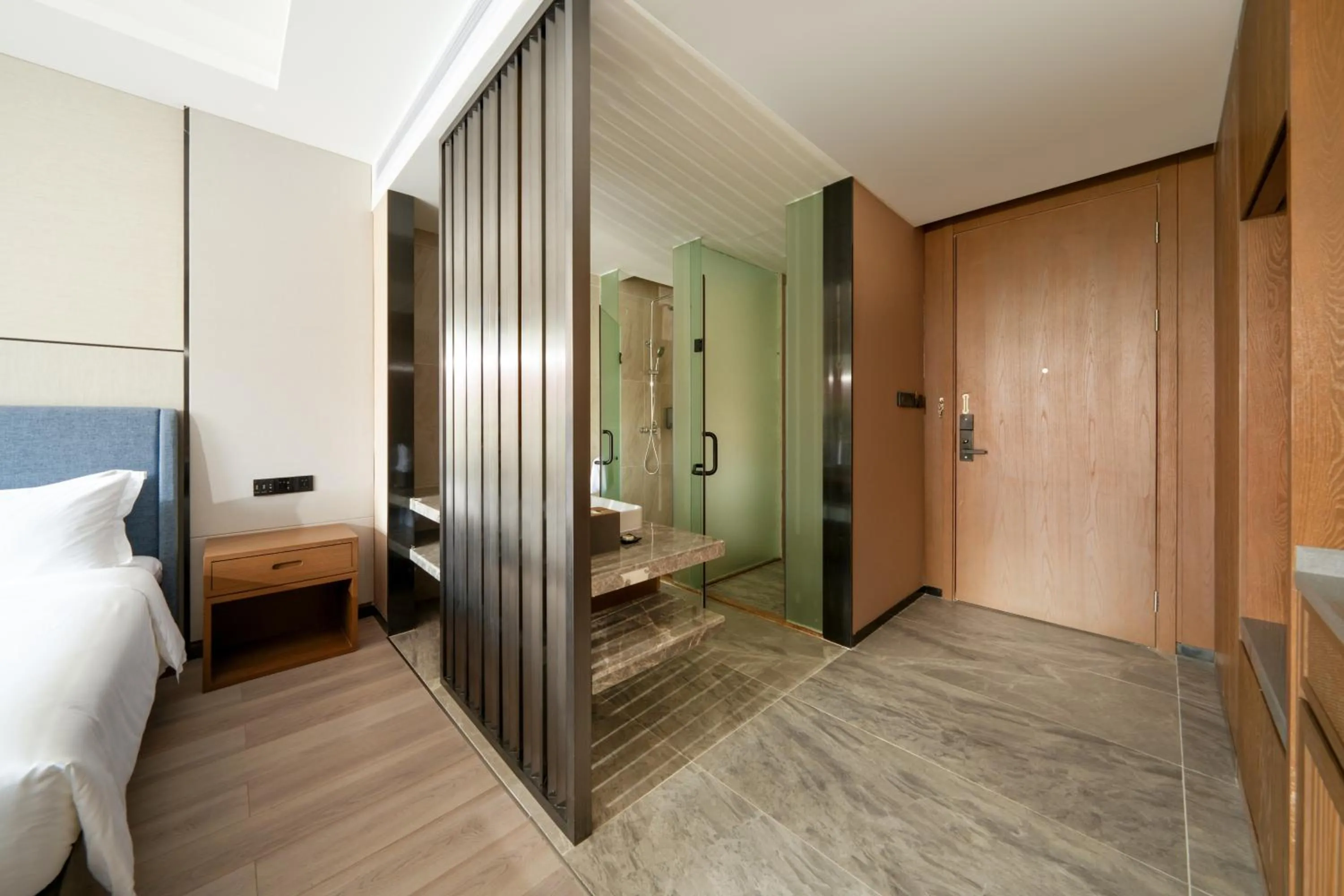 Bathroom, Bed in DongHu Resort Hotel
