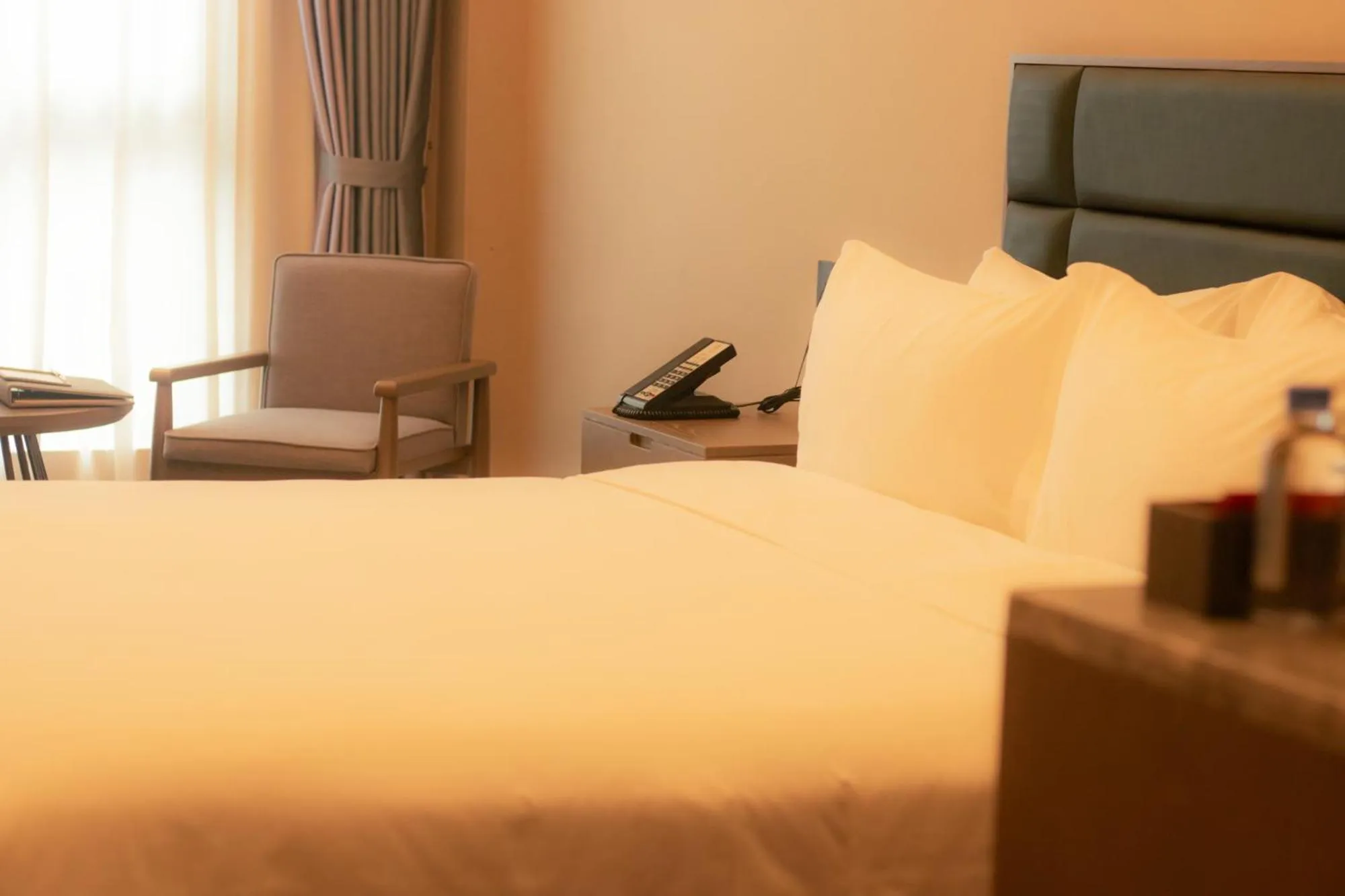 Seating area, Bed in DongHu Resort Hotel