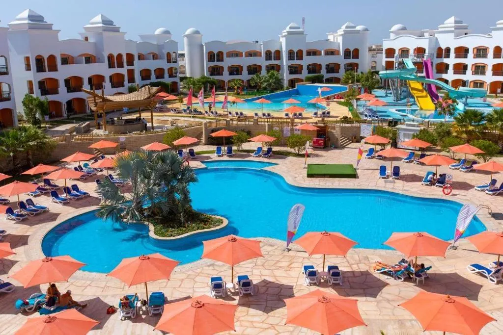 Swimming pool in Fun & Sun Naama Waves