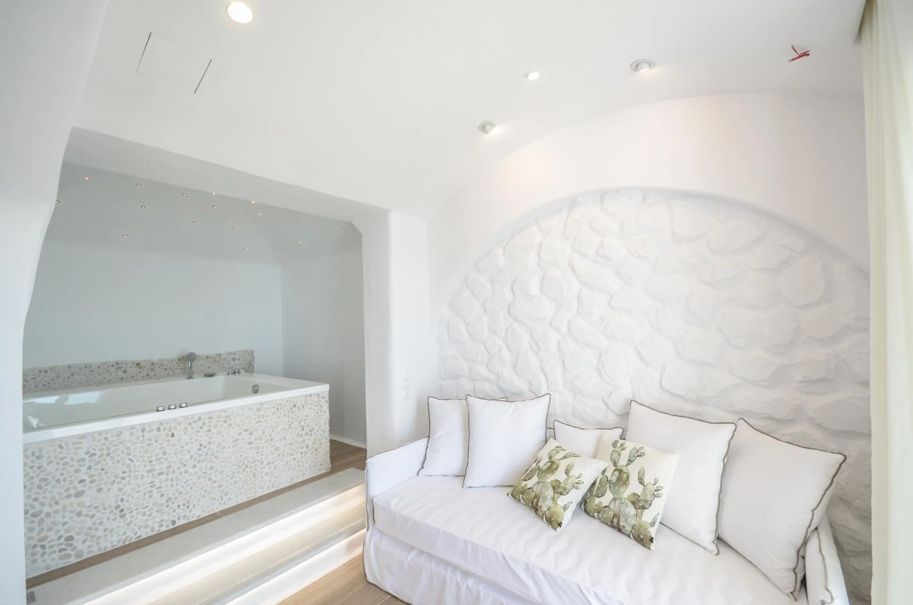 Hot Tub, Bed in Cyano Suites