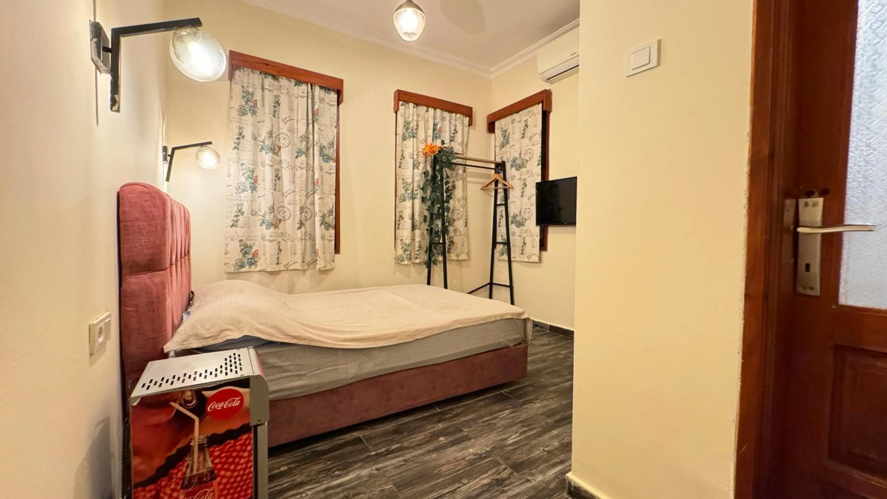 Bed in Callisto Pub & Kitchen & Hotel