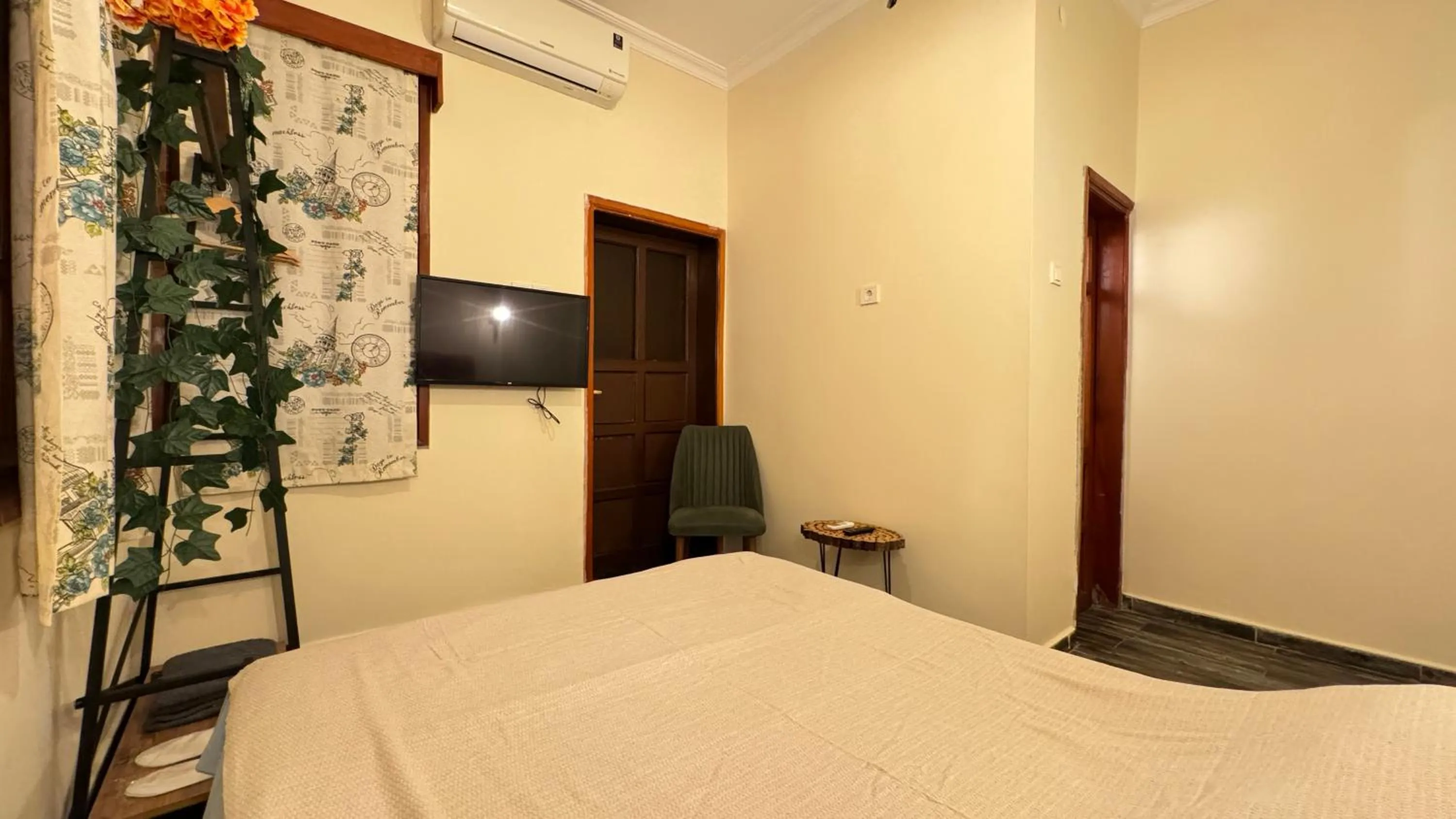 Bed in Callisto Pub & Kitchen & Hotel