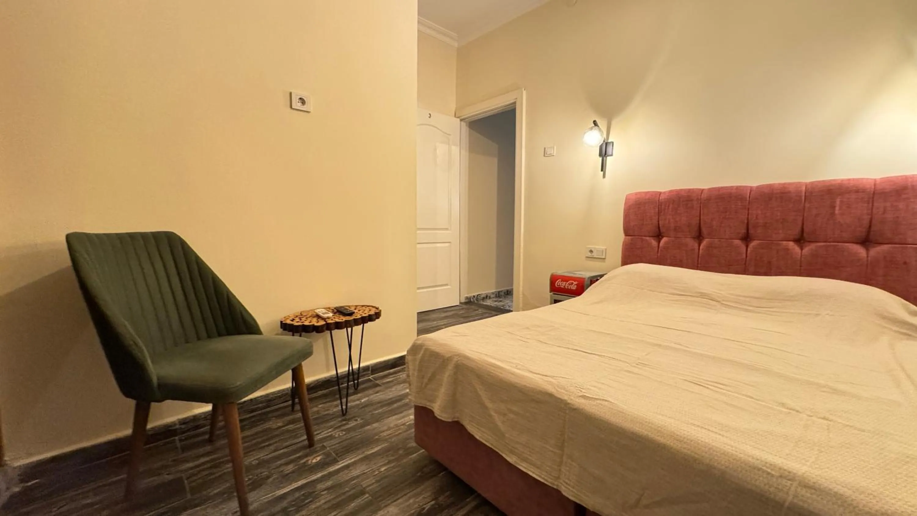 Bed in Callisto Pub & Kitchen & Hotel