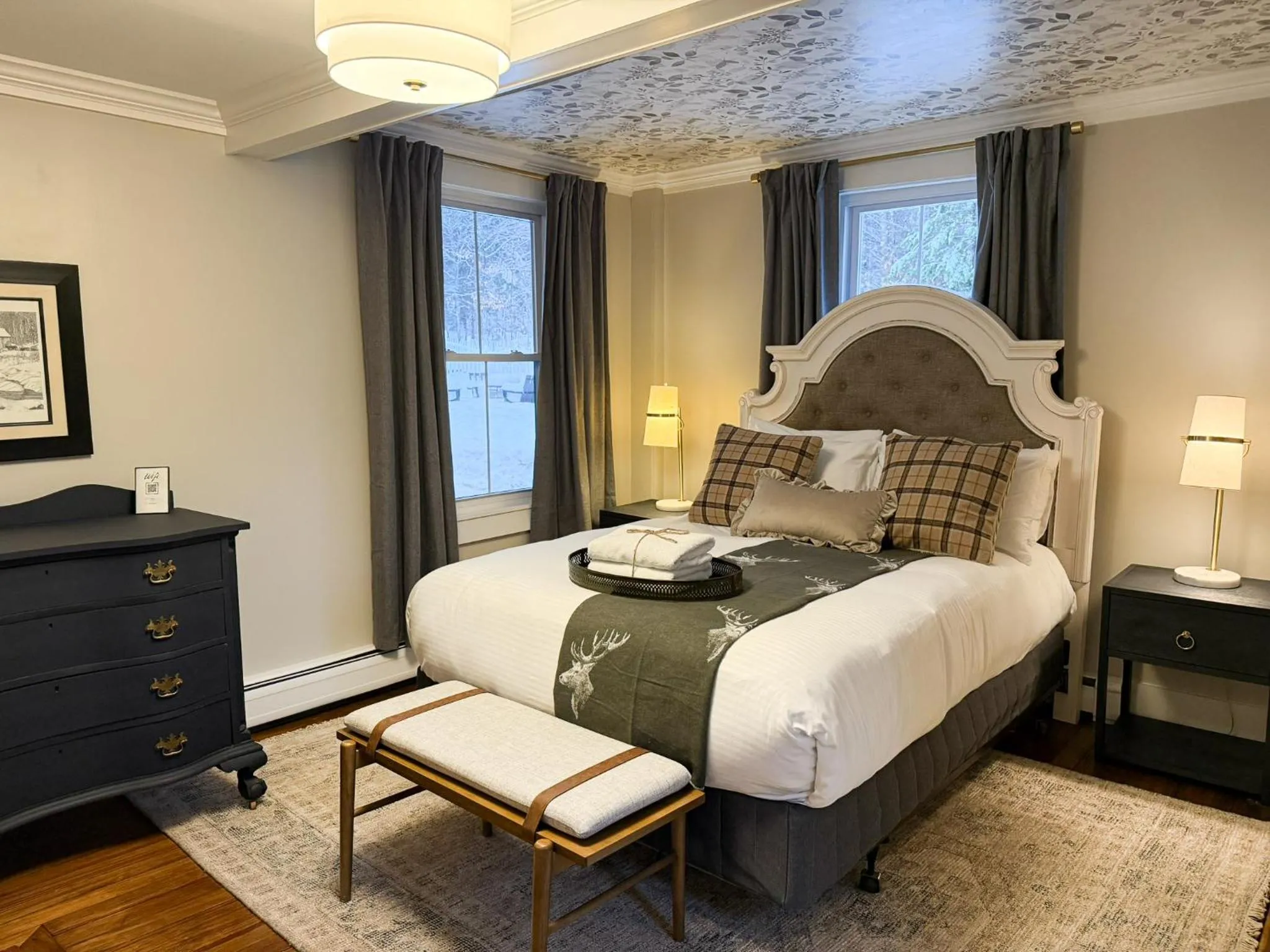 Bed in The Aurora Inn & Cottages