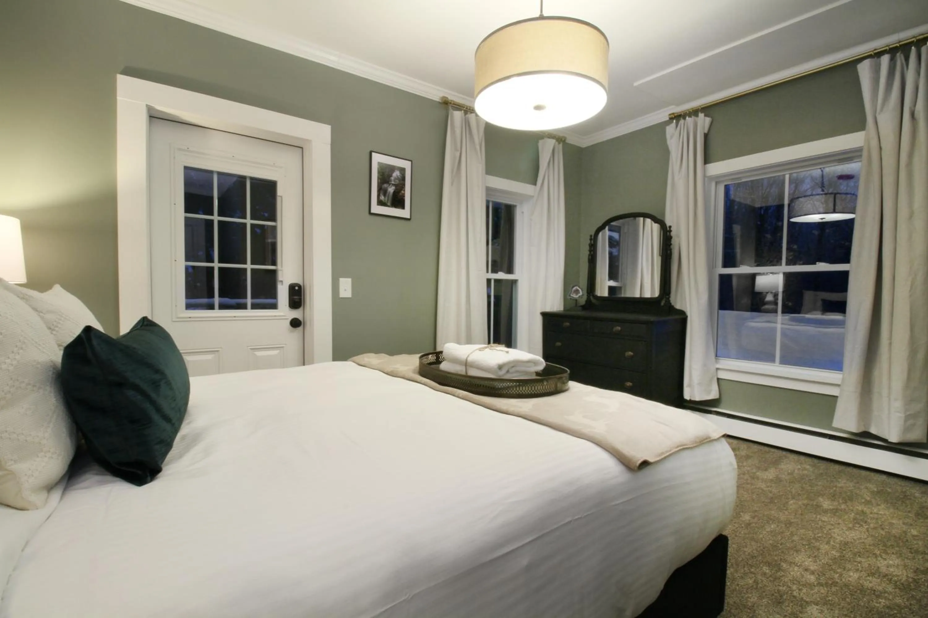 Bed in The Aurora Inn & Cottages