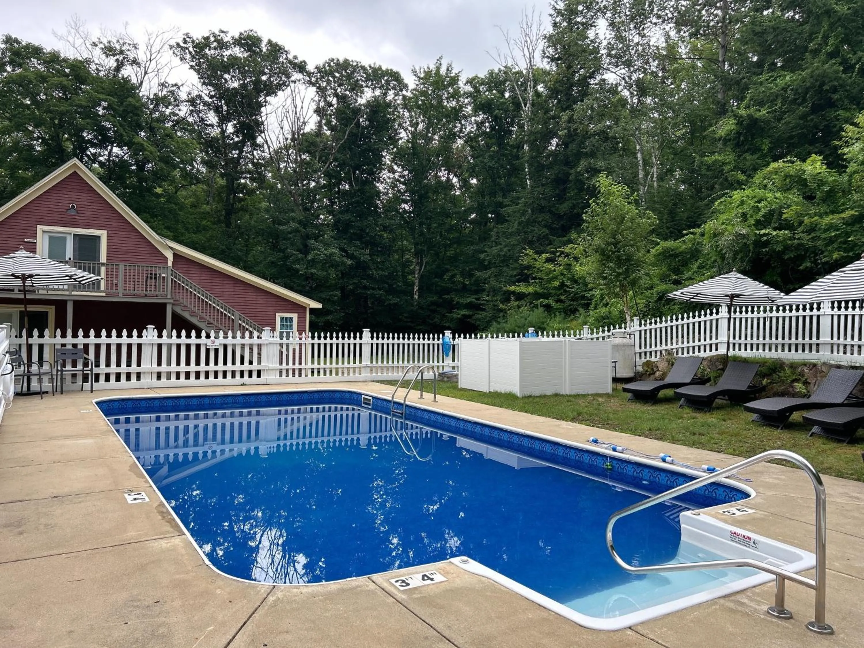 Swimming pool in The Aurora Inn & Cottages