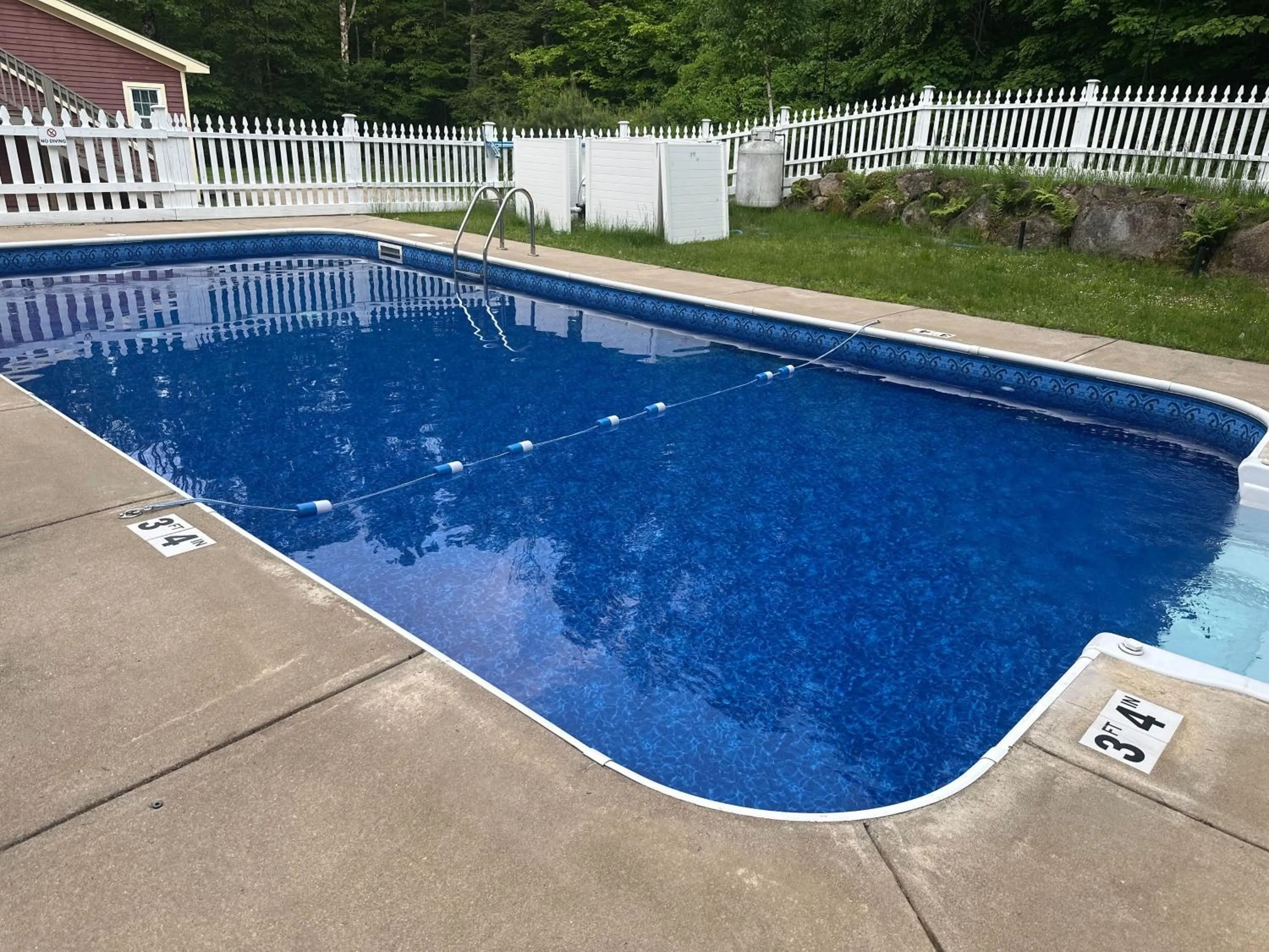 Swimming pool in The Aurora Inn & Cottages
