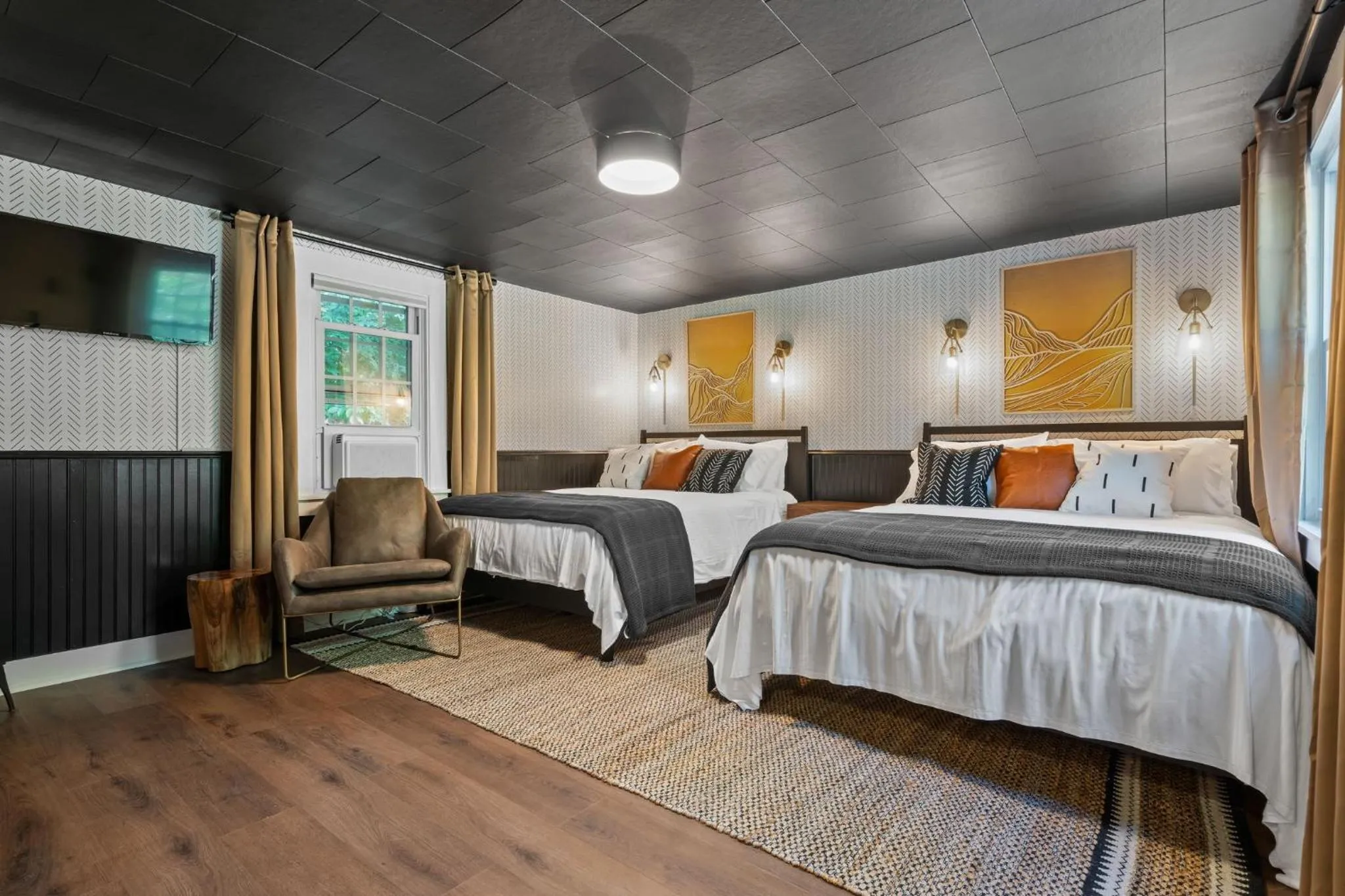 pet friendly, Bed in The Aurora Inn & Cottages