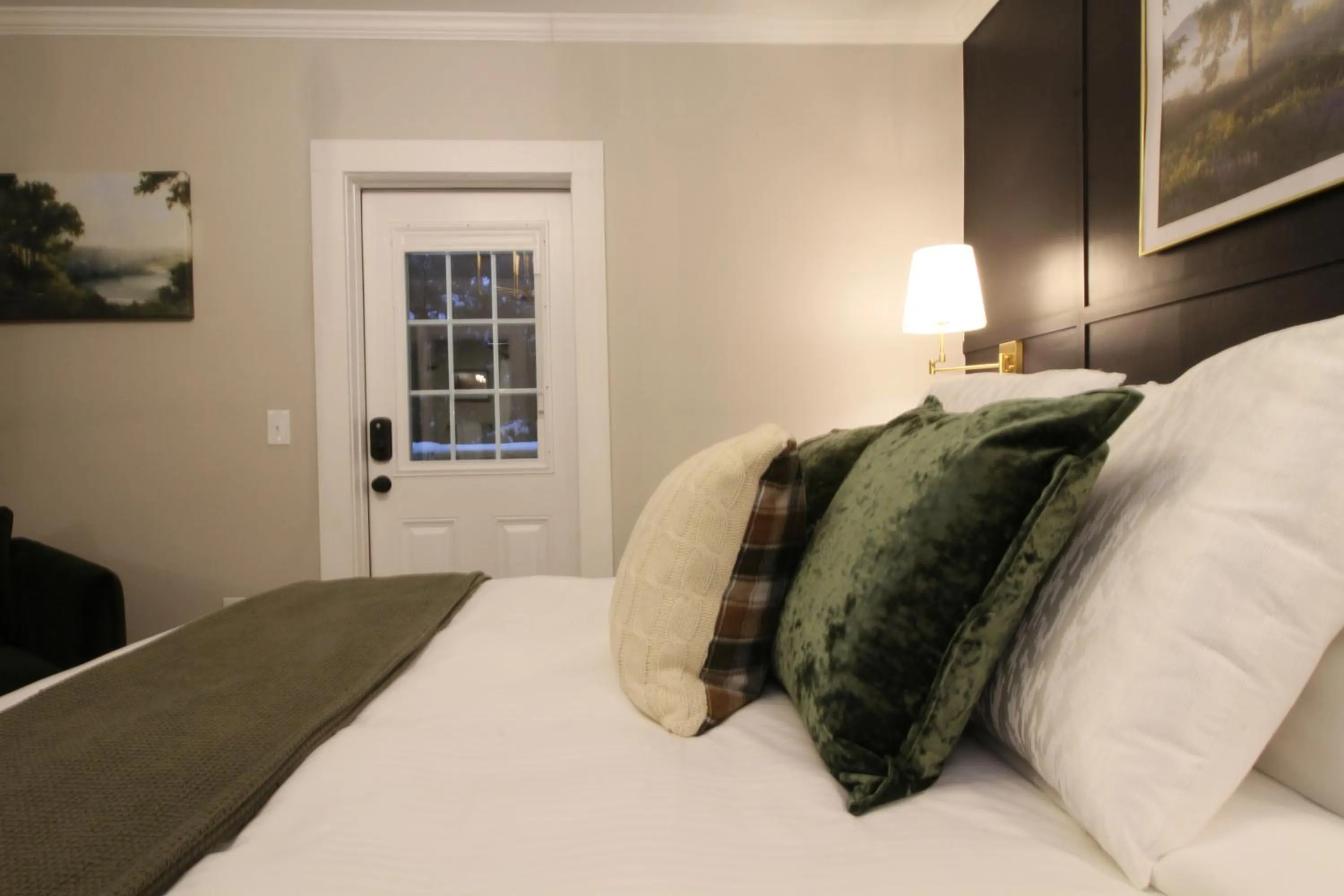 Bed in The Aurora Inn & Cottages