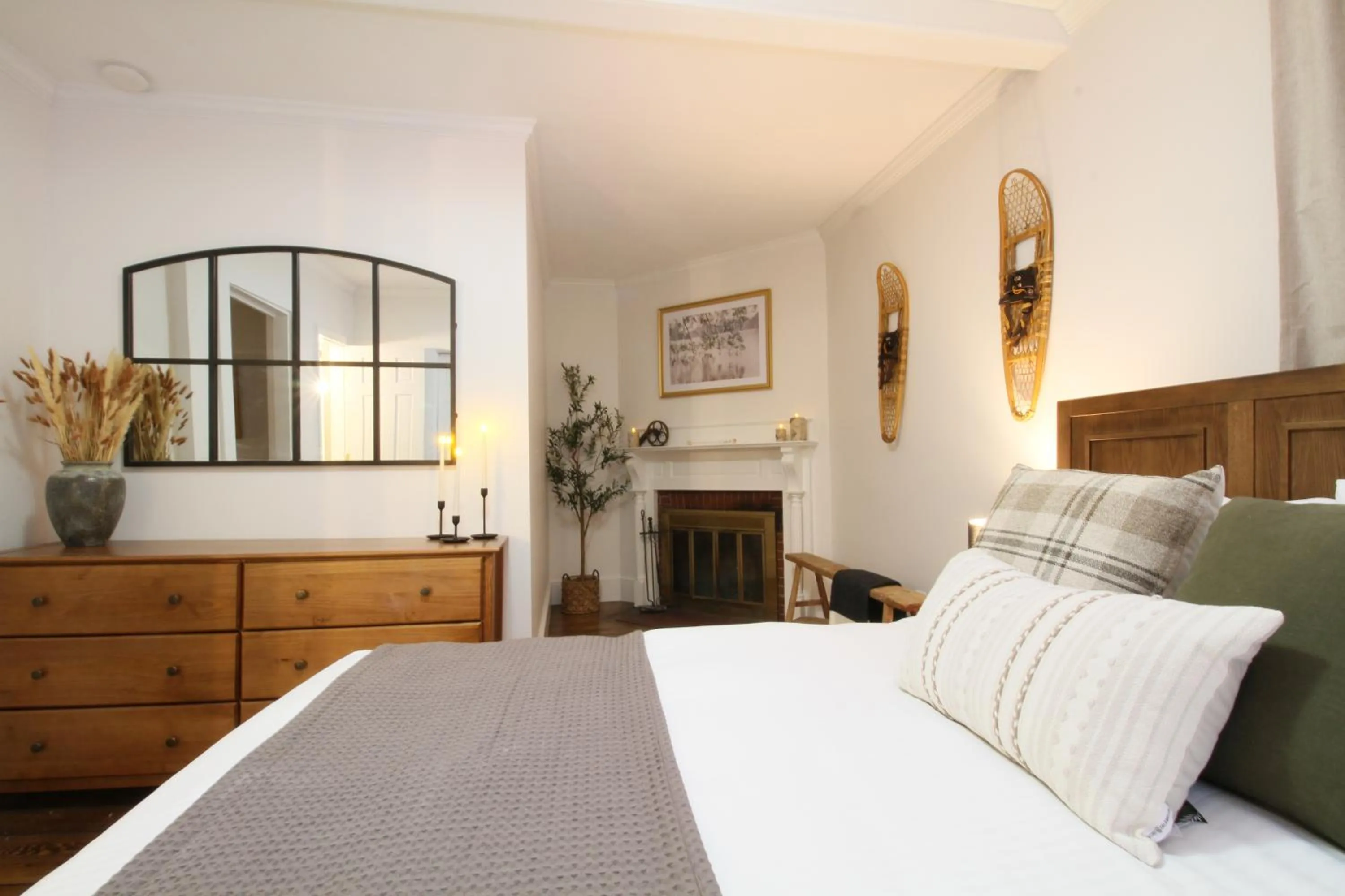 Bed in The Aurora Inn & Cottages