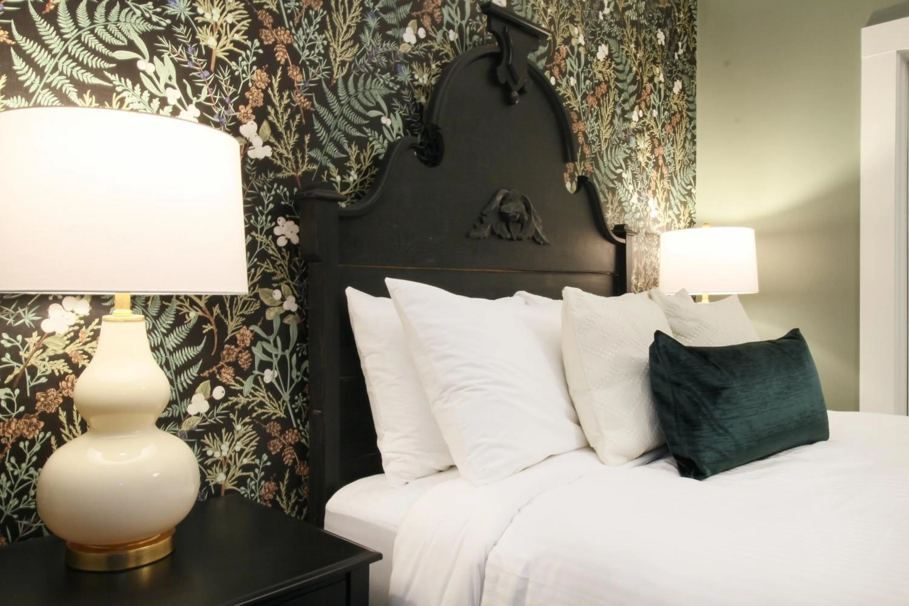 Bed in The Aurora Inn & Cottages