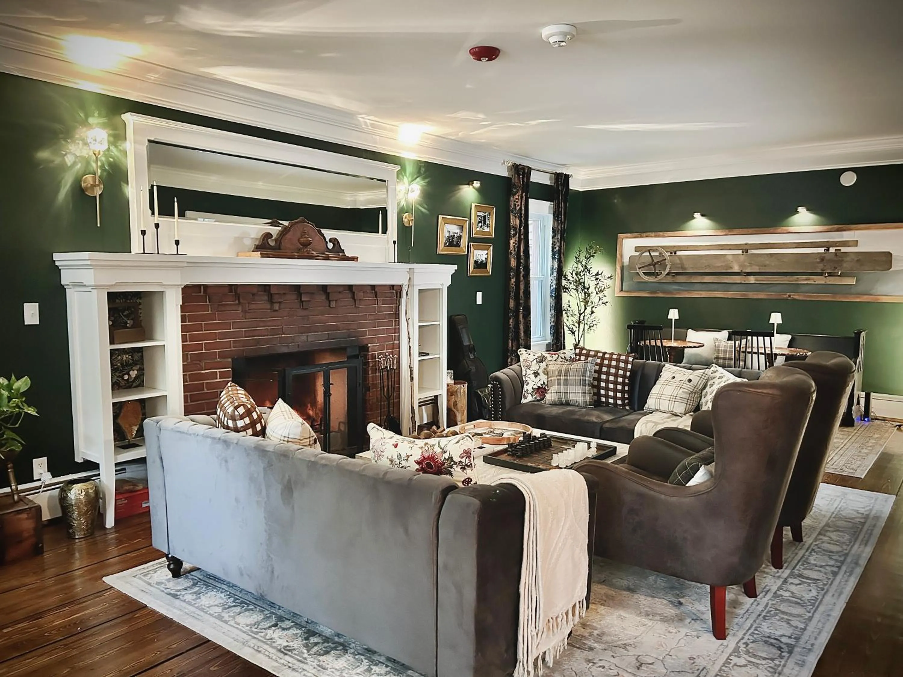 Living room in The Aurora Inn & Cottages