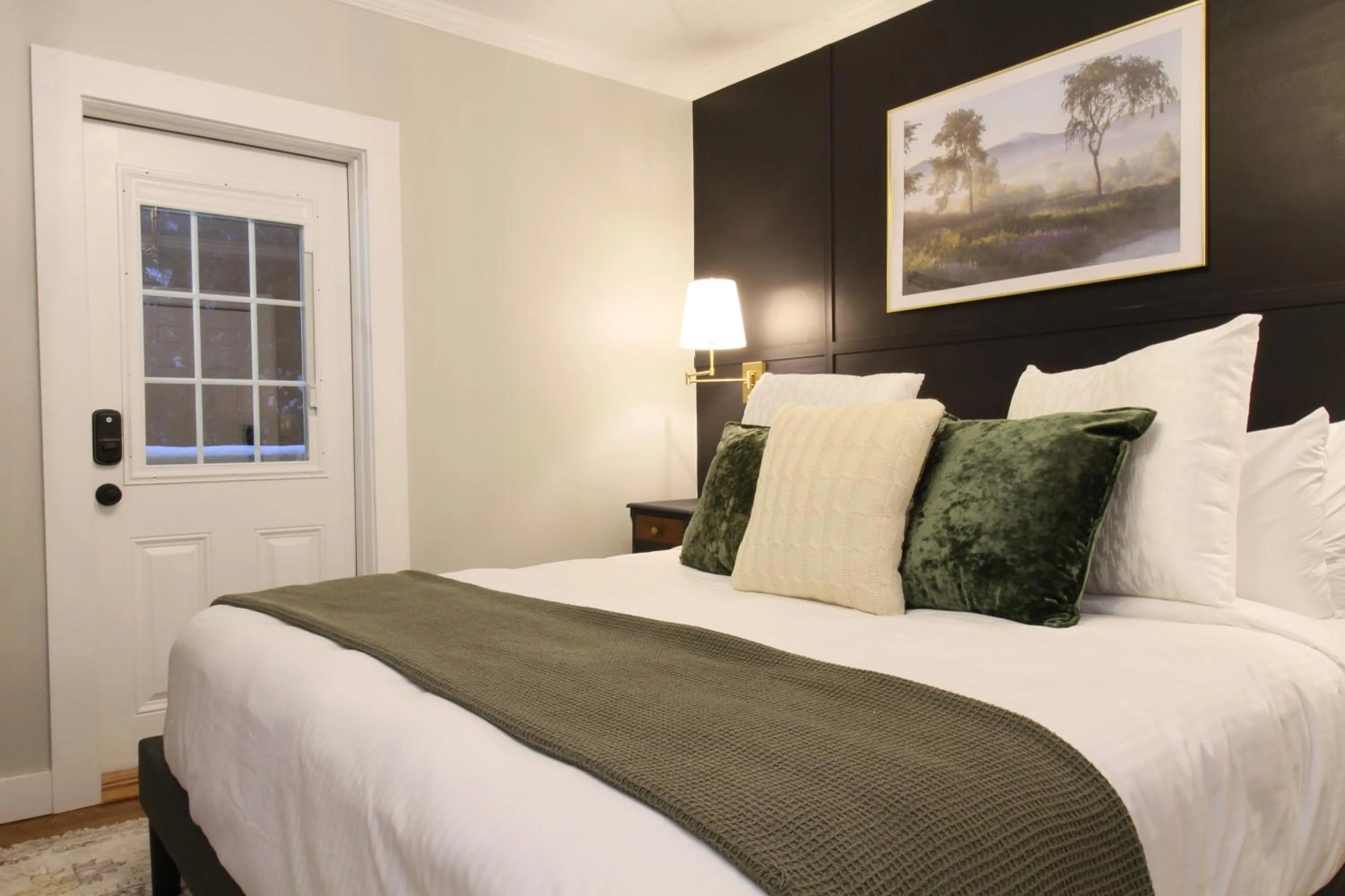Bed in The Aurora Inn & Cottages