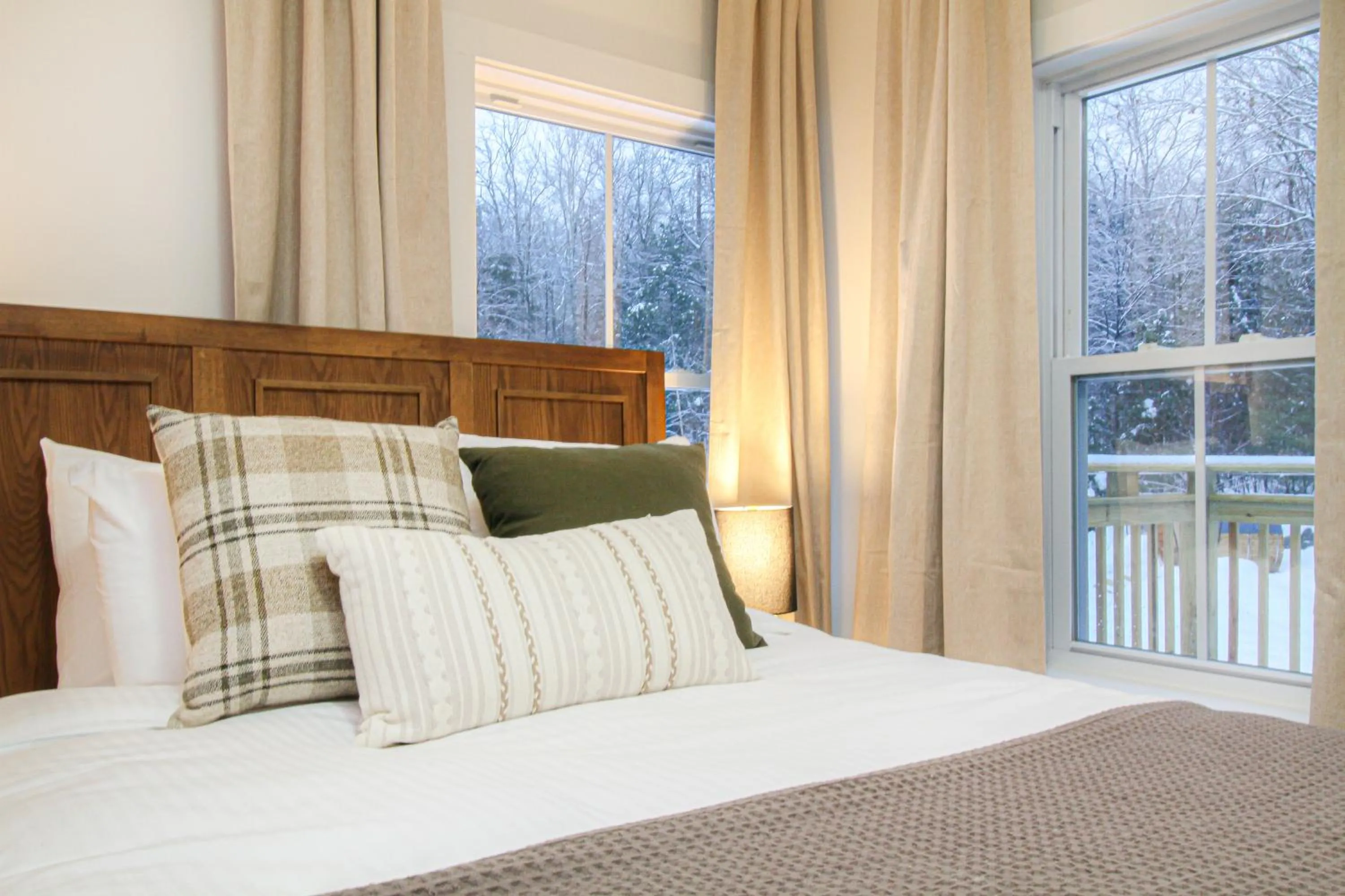 Bed in The Aurora Inn & Cottages