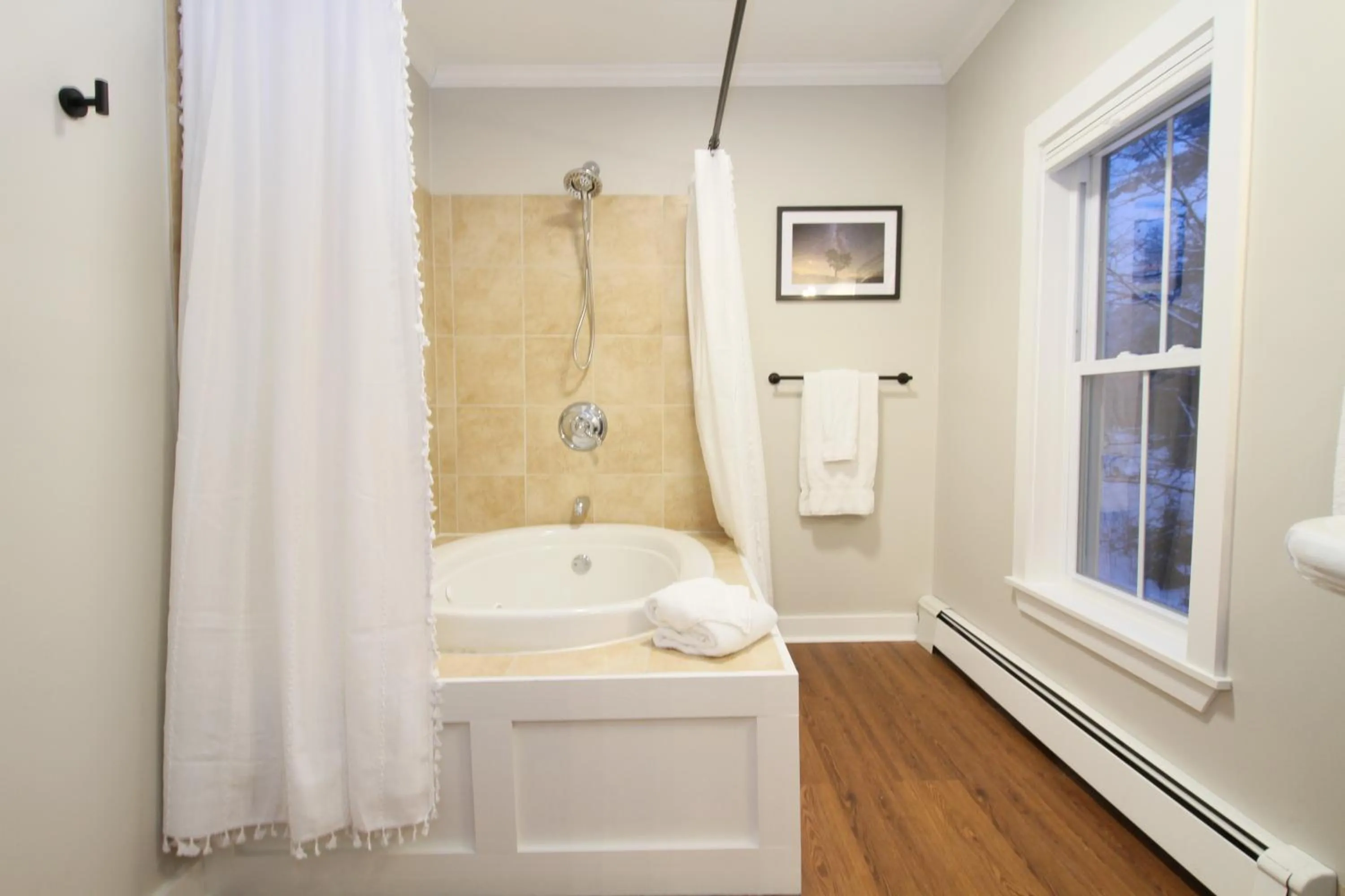 The Aurora Inn & Cottages
