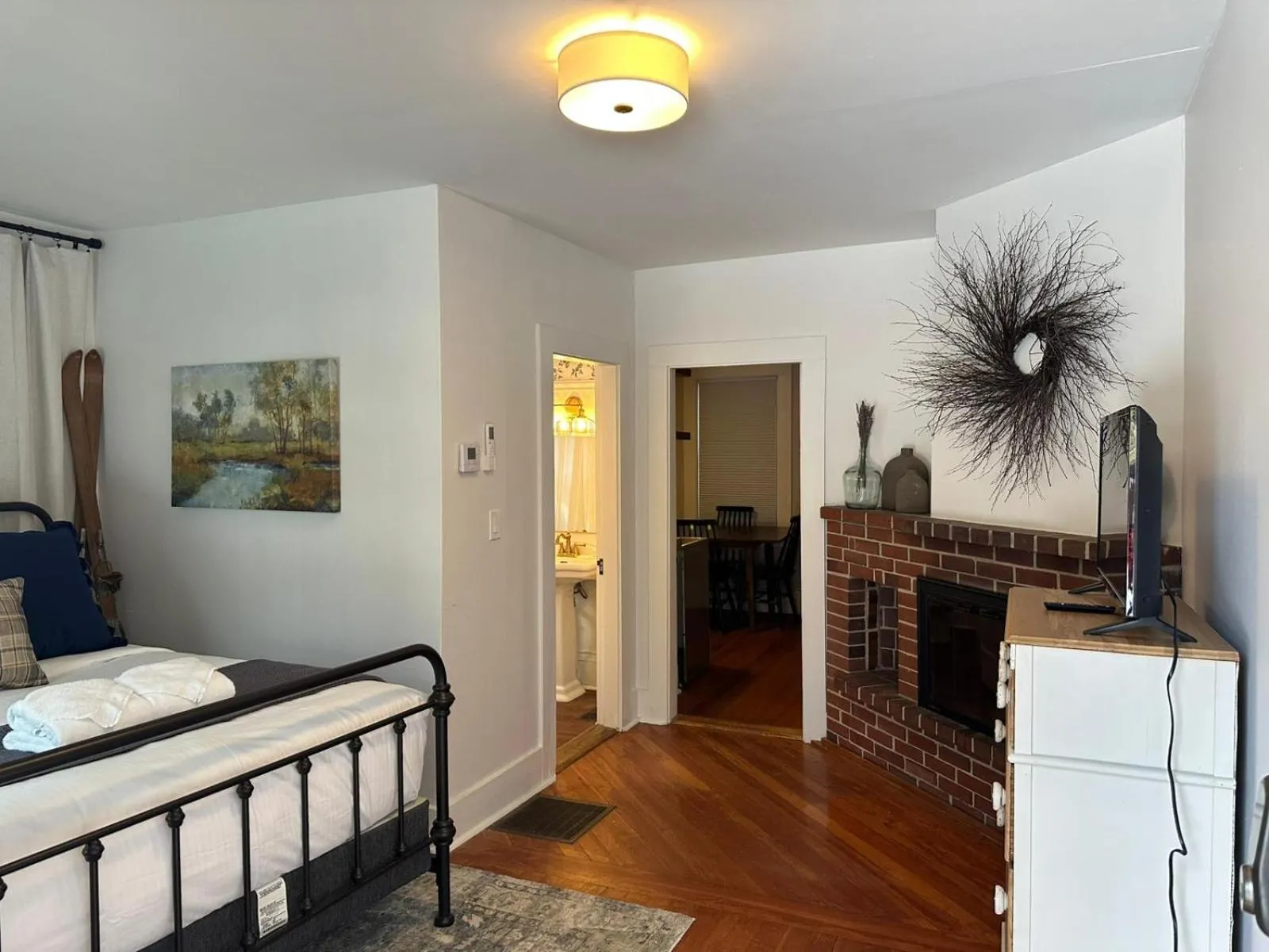 The Aurora Inn & Cottages