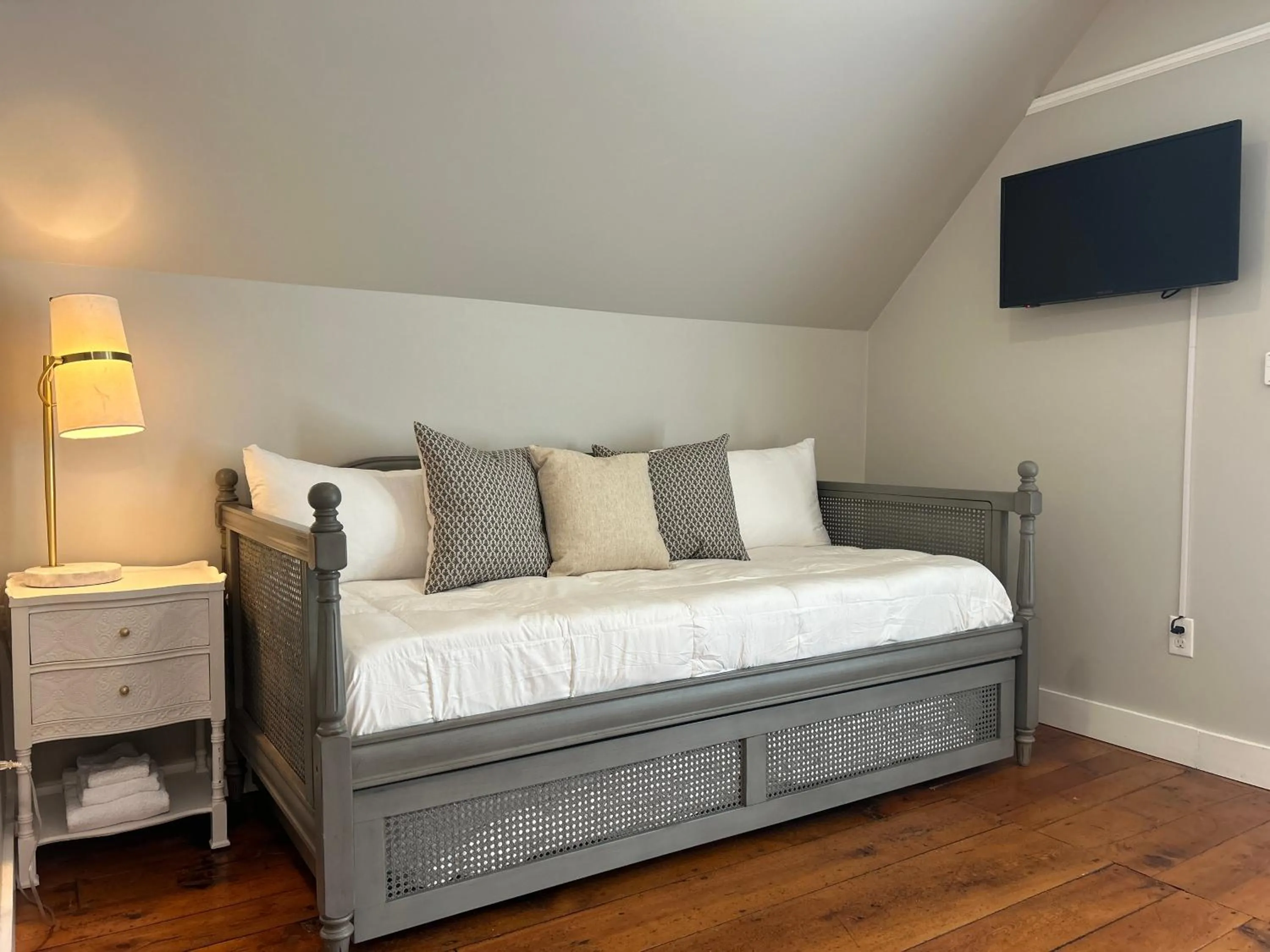Bed in The Aurora Inn & Cottages