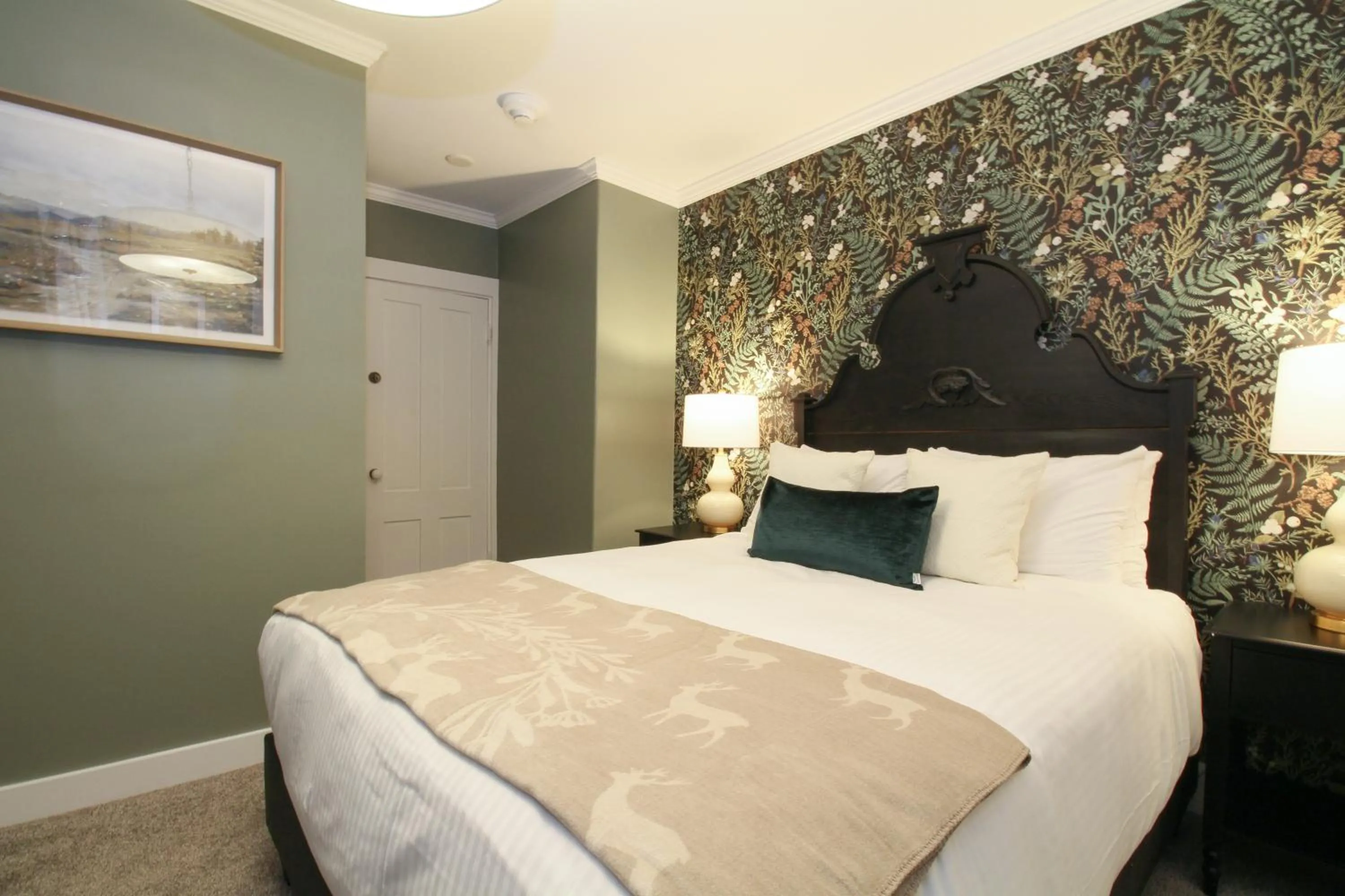 Bed in The Aurora Inn & Cottages