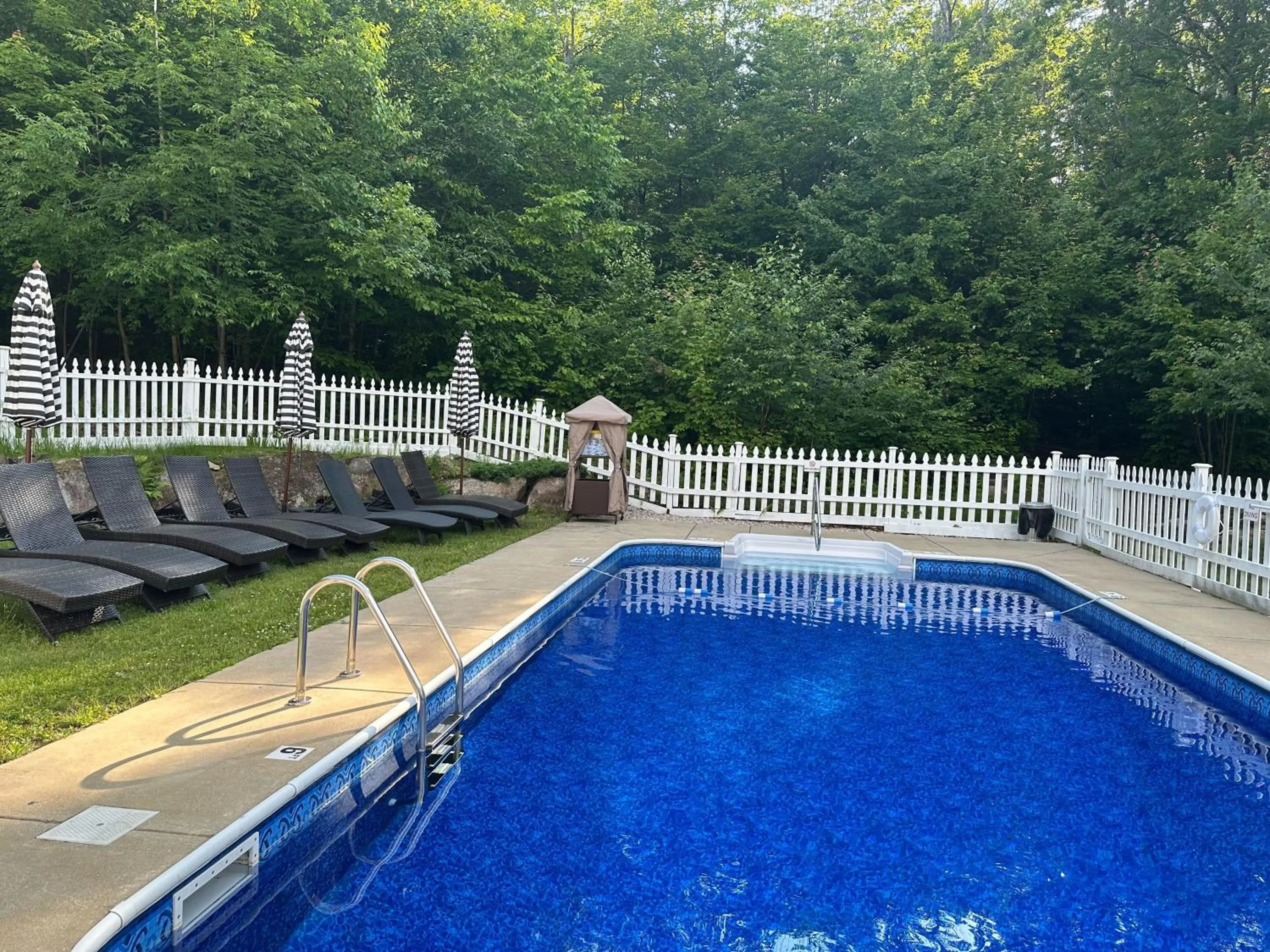 Swimming pool in The Aurora Inn & Cottages