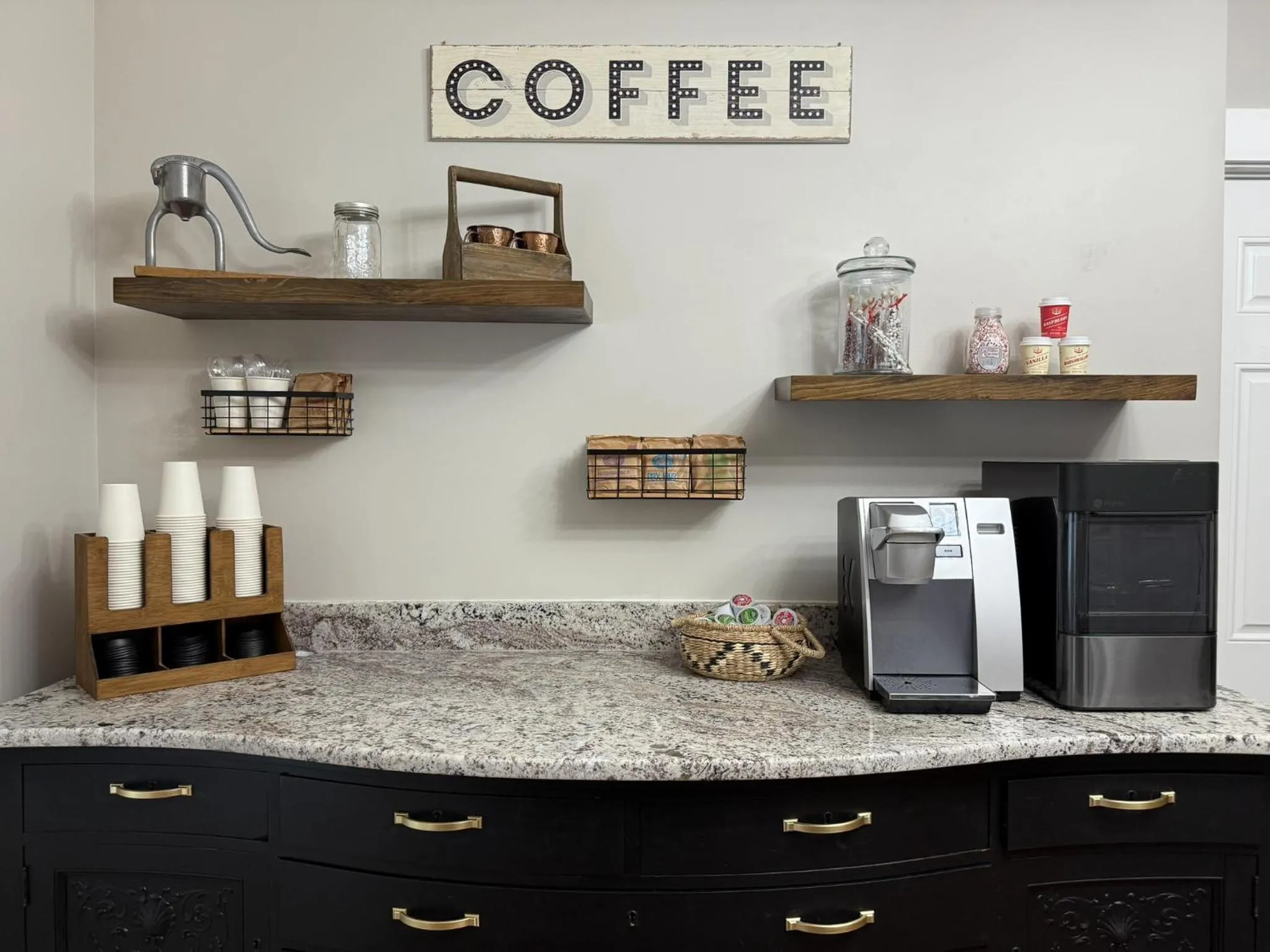 Coffee/tea facilities in The Aurora Inn & Cottages
