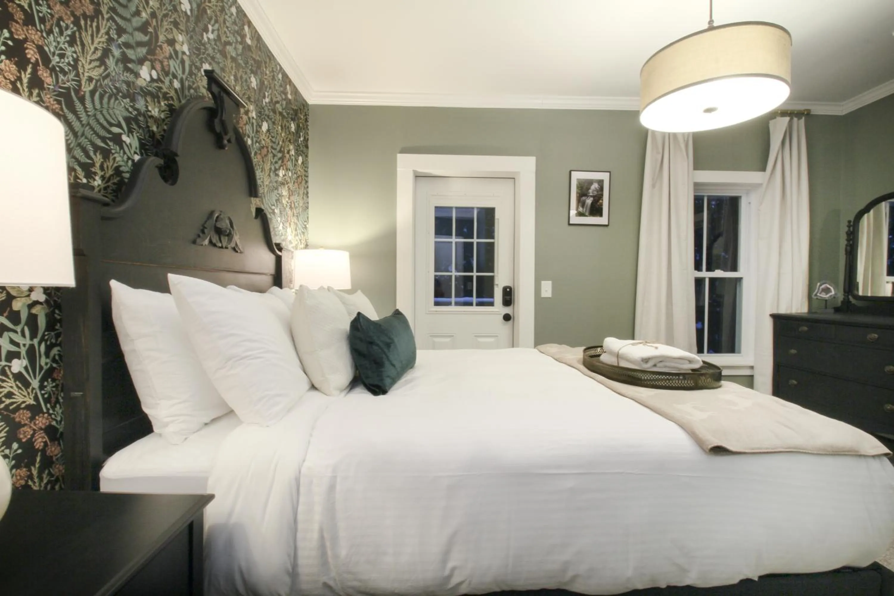 Bed in The Aurora Inn & Cottages