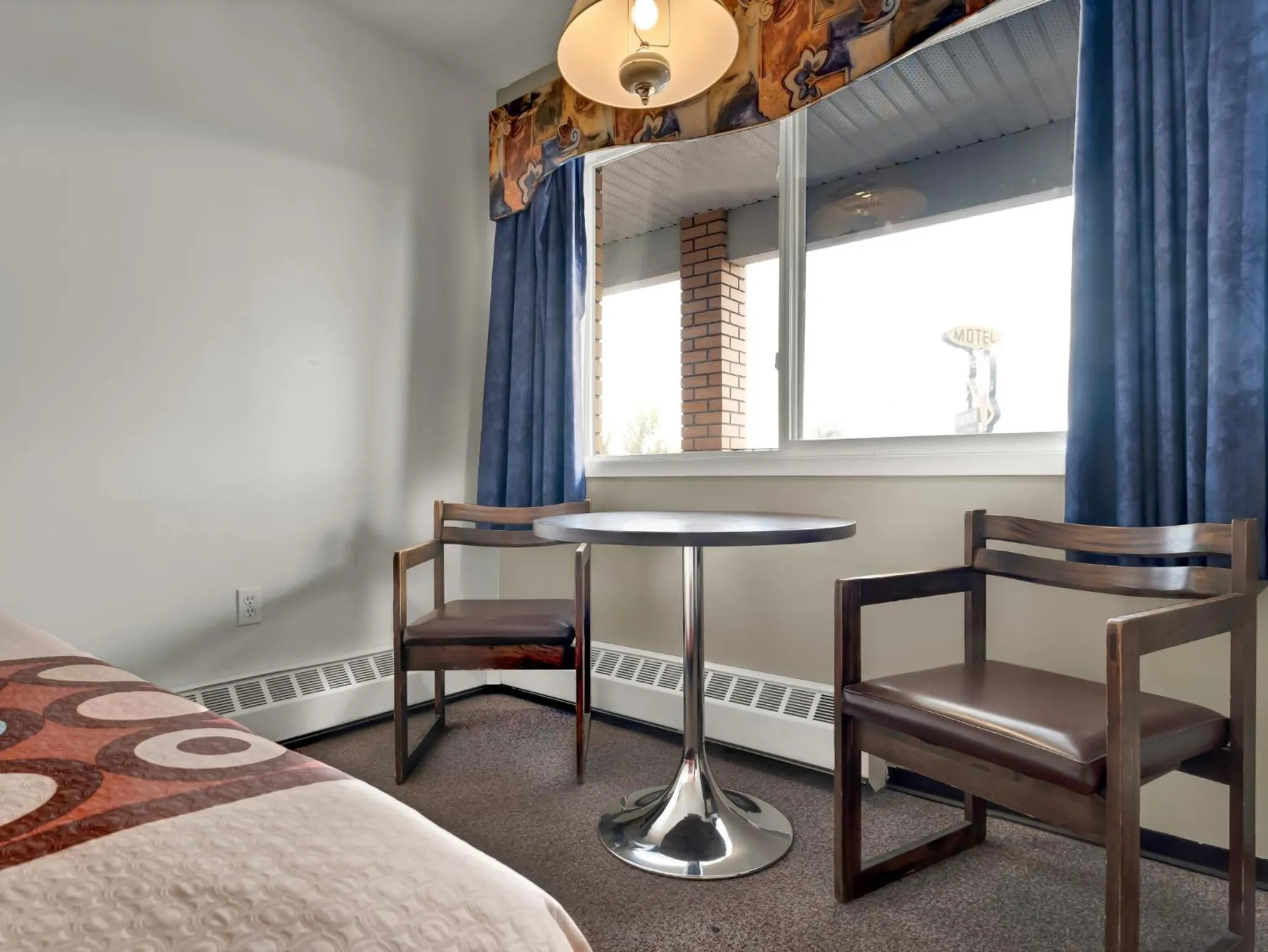 Dining area, Bed in Ranchmen Motel