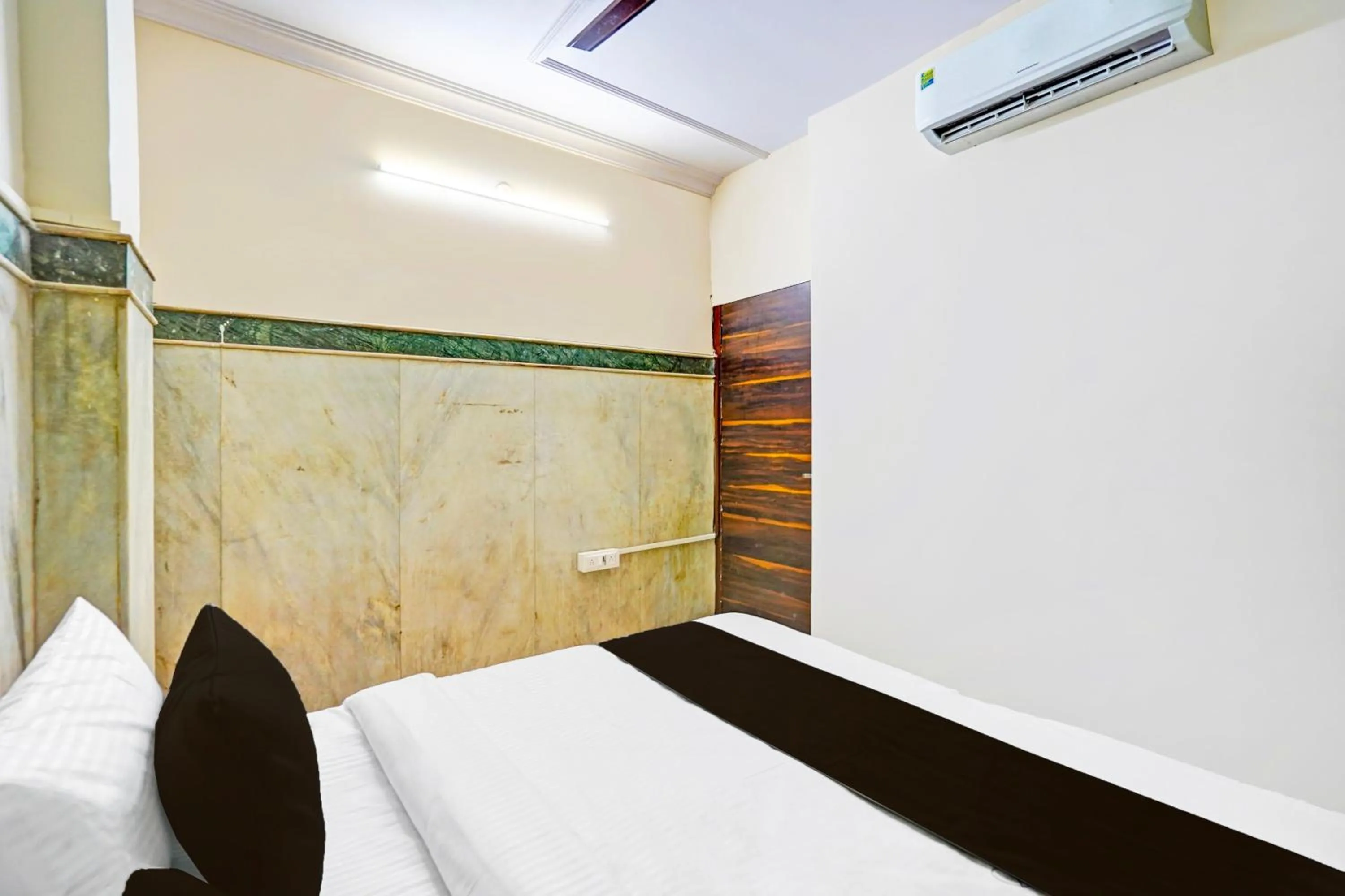 Bedroom, Bed in Super Hotel O JPS Lux