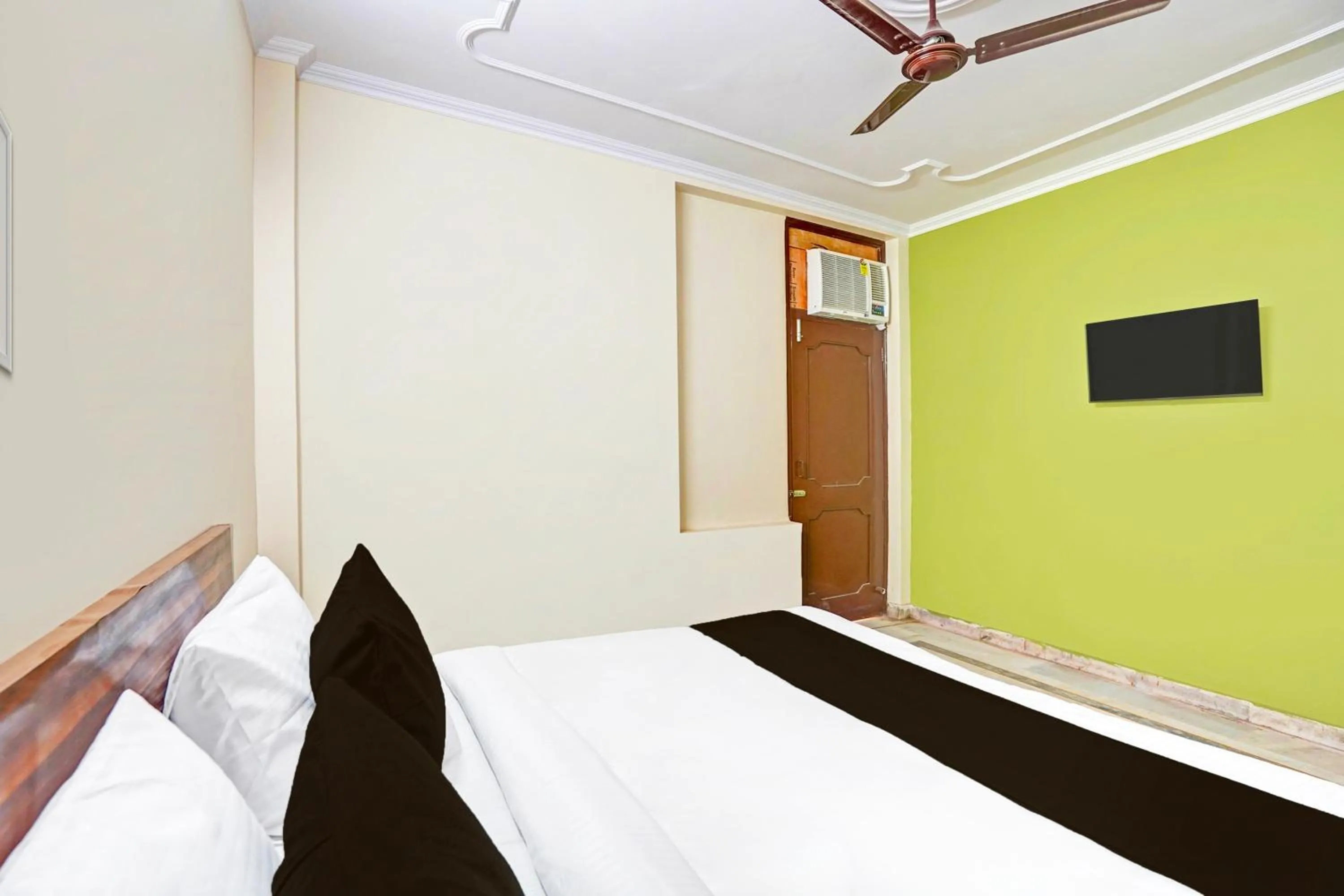 Bedroom, Bed in Super Hotel O JPS Lux