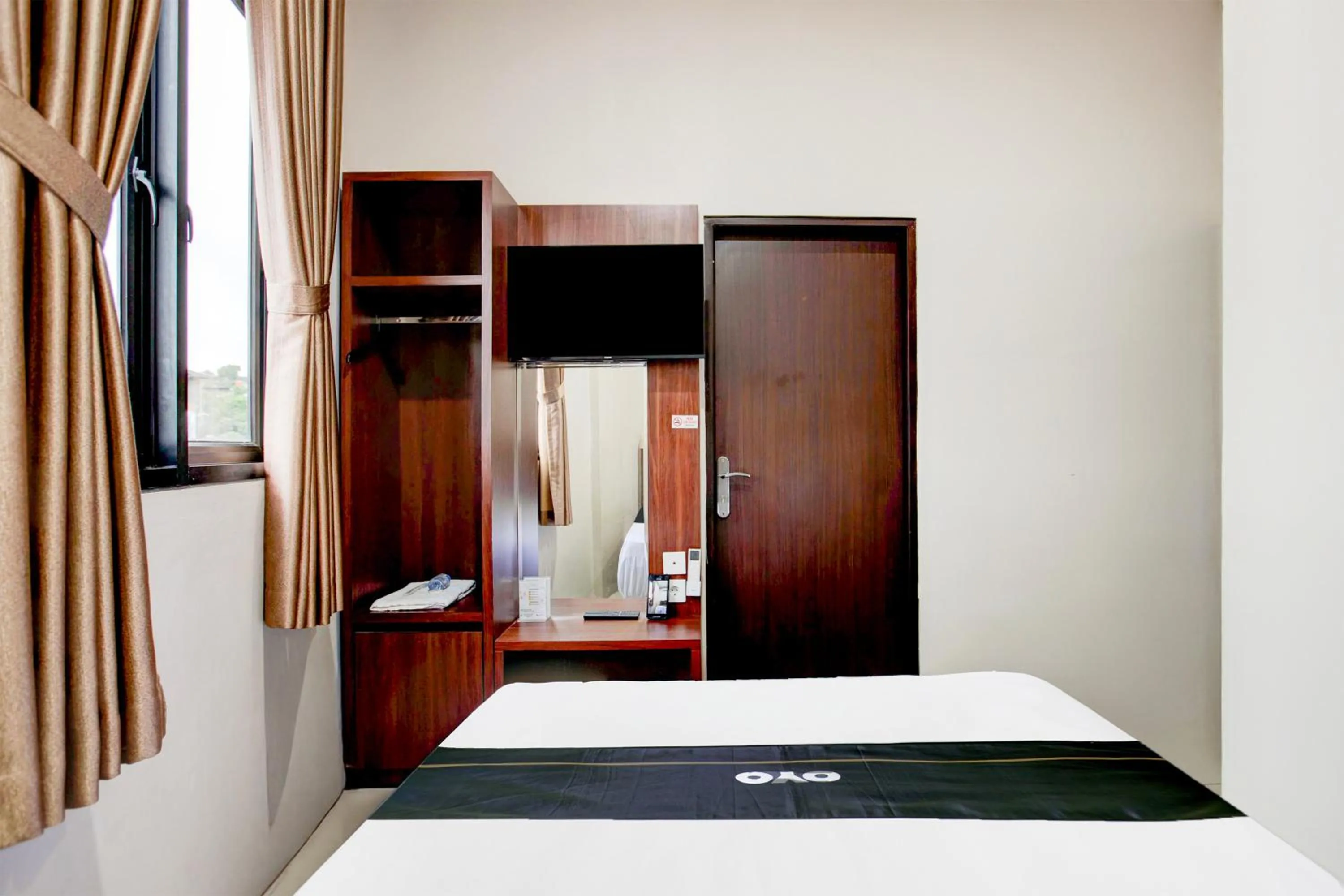 Photo of the whole room, Bed in Hotel O Balikpapan near Siloam Hospital formerly Syafla Guest House