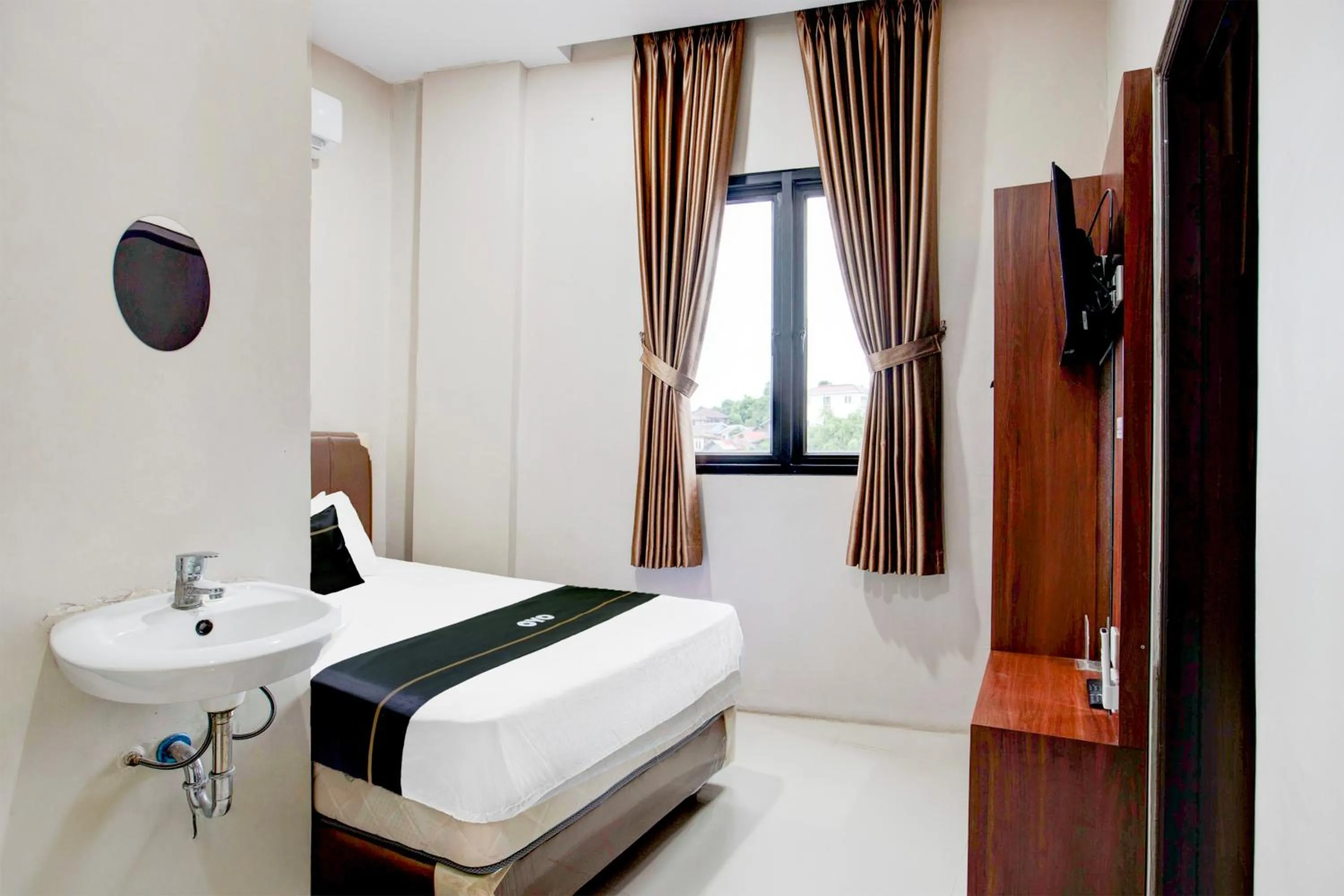 Photo of the whole room, Bed in Hotel O Balikpapan near Siloam Hospital formerly Syafla Guest House