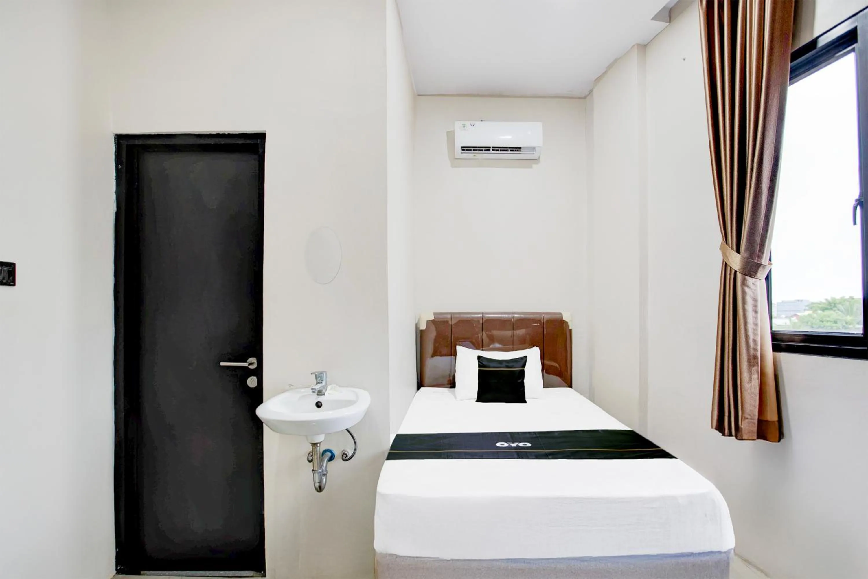 Photo of the whole room, Bed in Hotel O Balikpapan near Siloam Hospital formerly Syafla Guest House