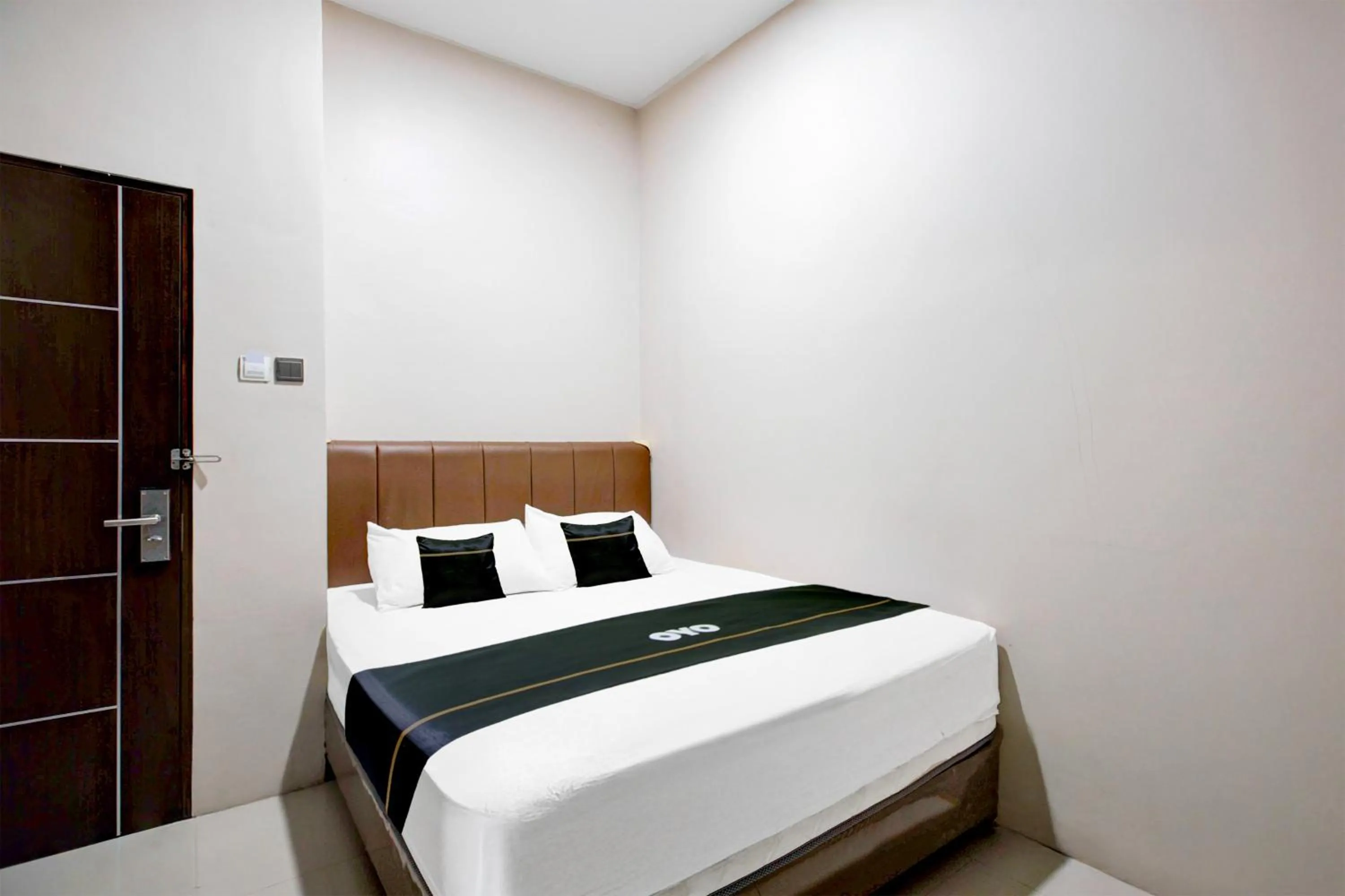 Photo of the whole room, Bed in Hotel O Balikpapan near Siloam Hospital formerly Syafla Guest House