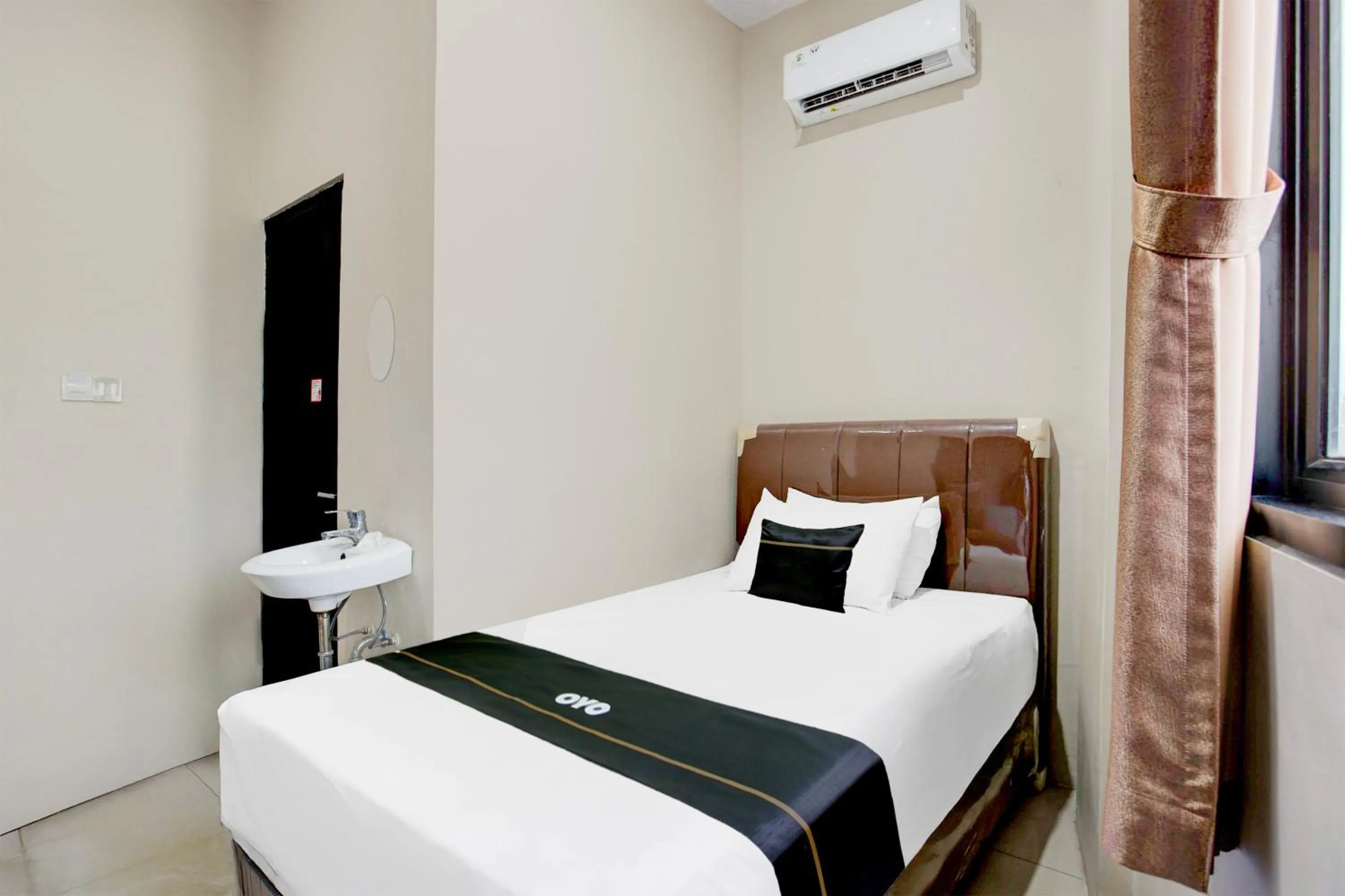 Photo of the whole room, Bed in Hotel O Balikpapan near Siloam Hospital formerly Syafla Guest House