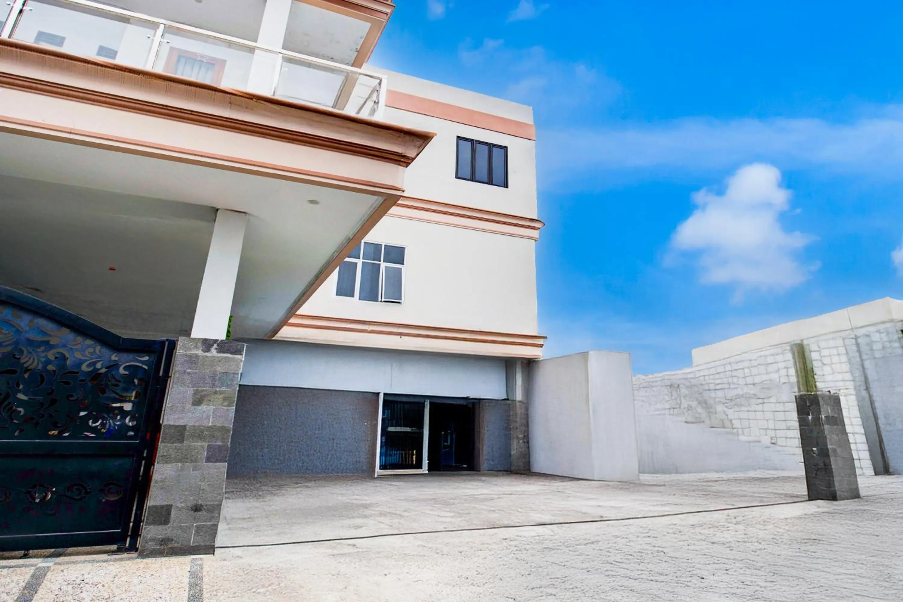 Facade/entrance in Hotel O Balikpapan near Siloam Hospital formerly Syafla Guest House