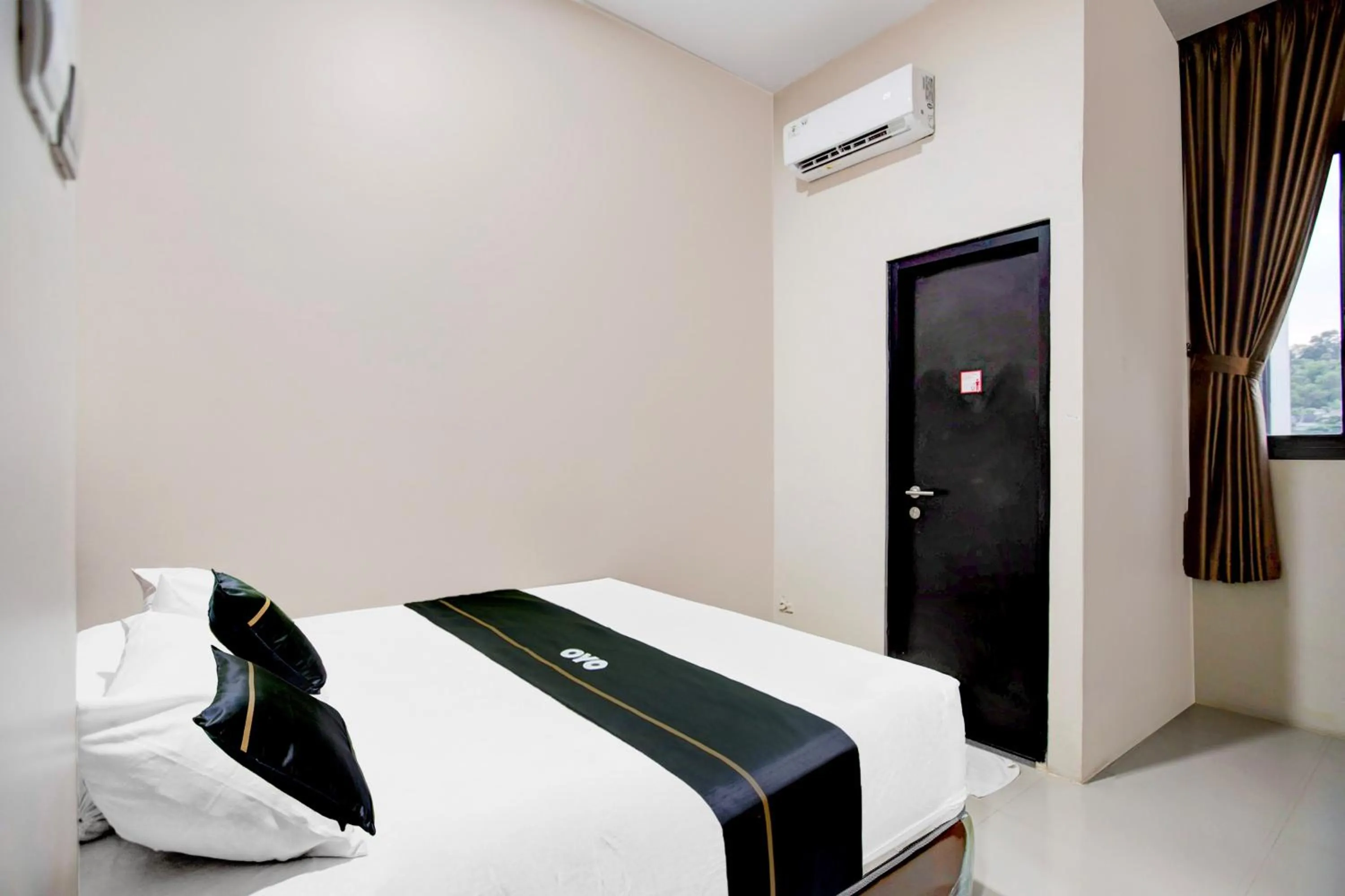 Photo of the whole room, Bed in Hotel O Balikpapan near Siloam Hospital formerly Syafla Guest House