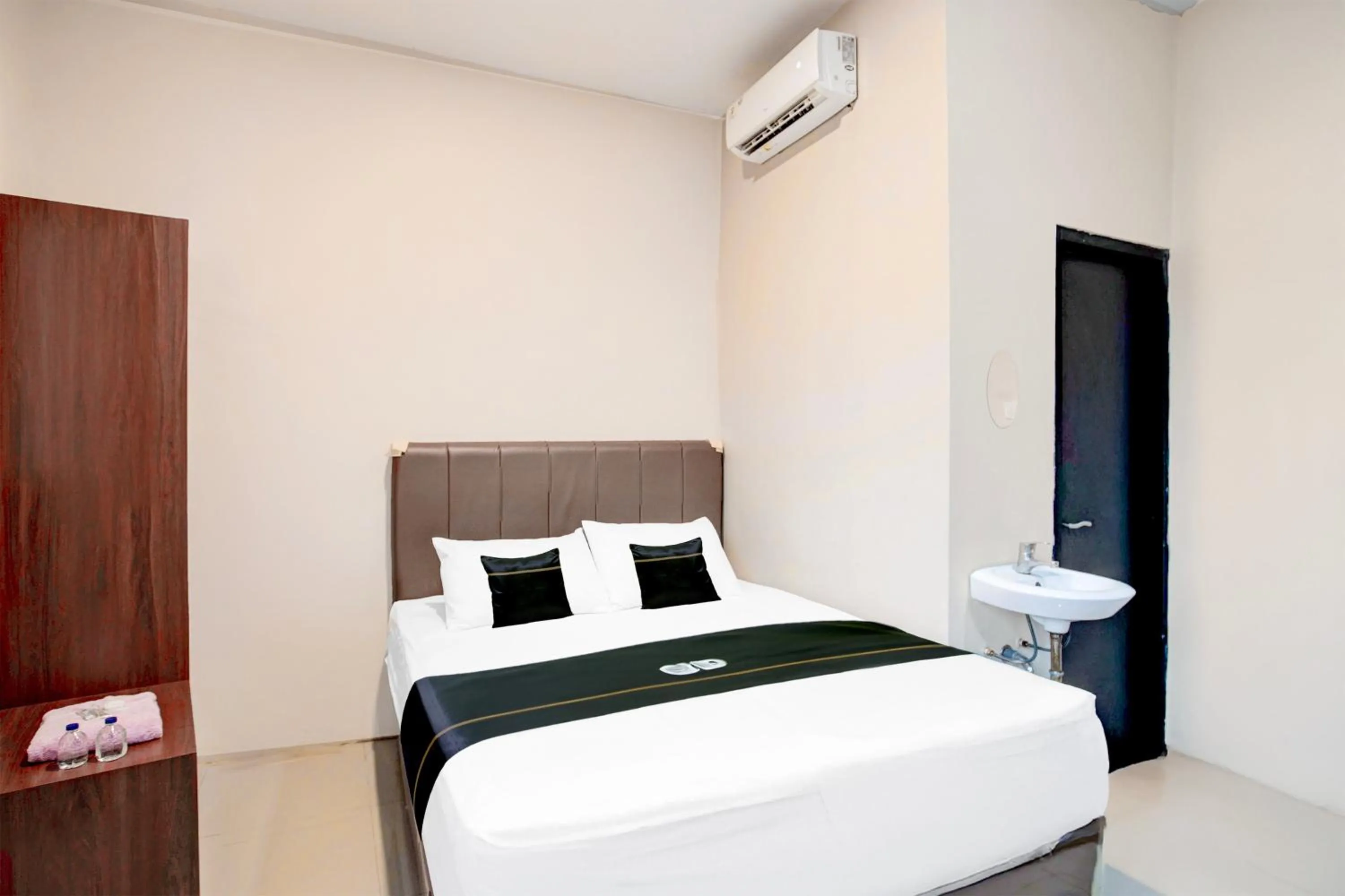 Photo of the whole room, Bed in Hotel O Balikpapan near Siloam Hospital formerly Syafla Guest House