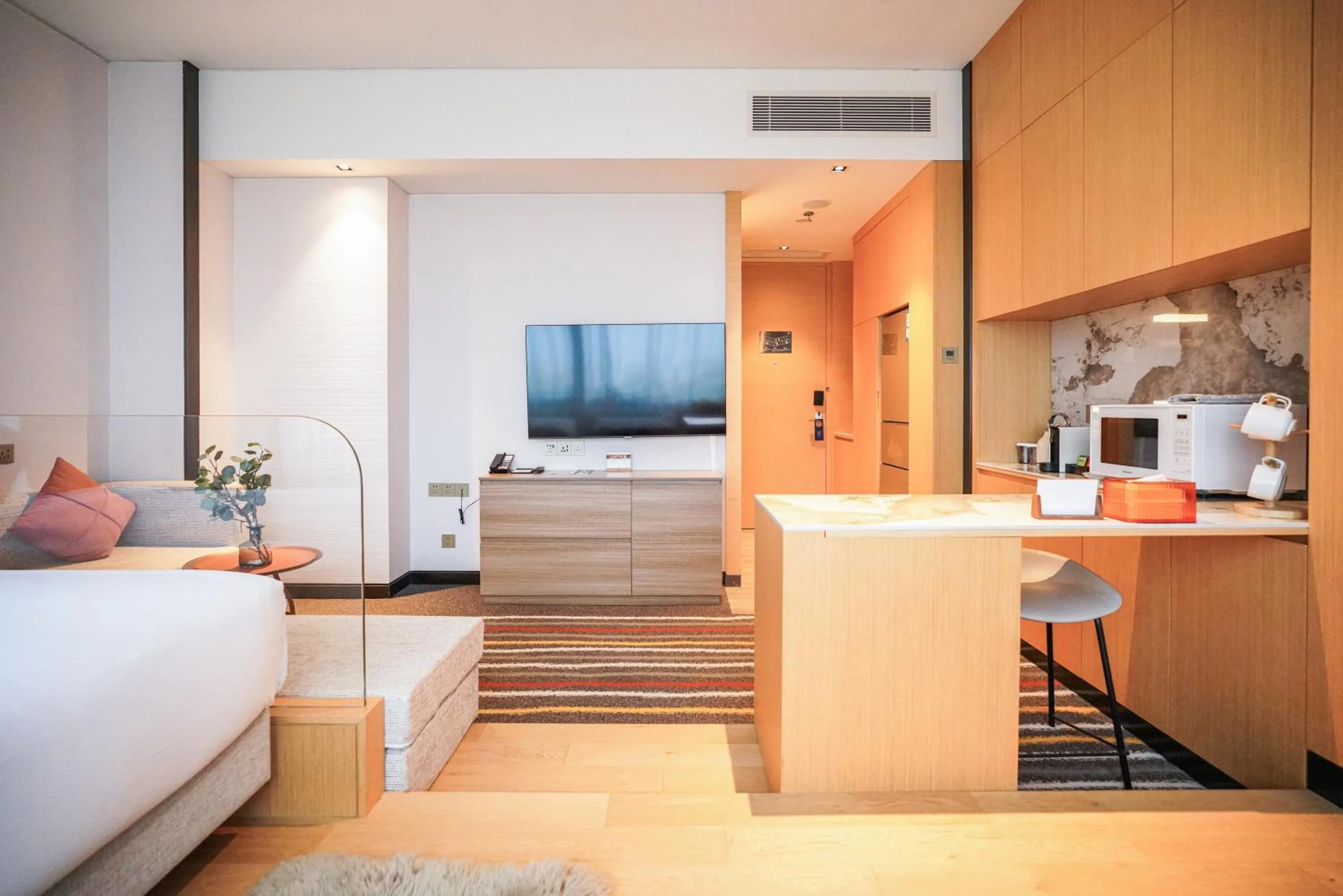 Photo of the whole room, Bed in Fraser Place Wujiaochang Shanghai City Center