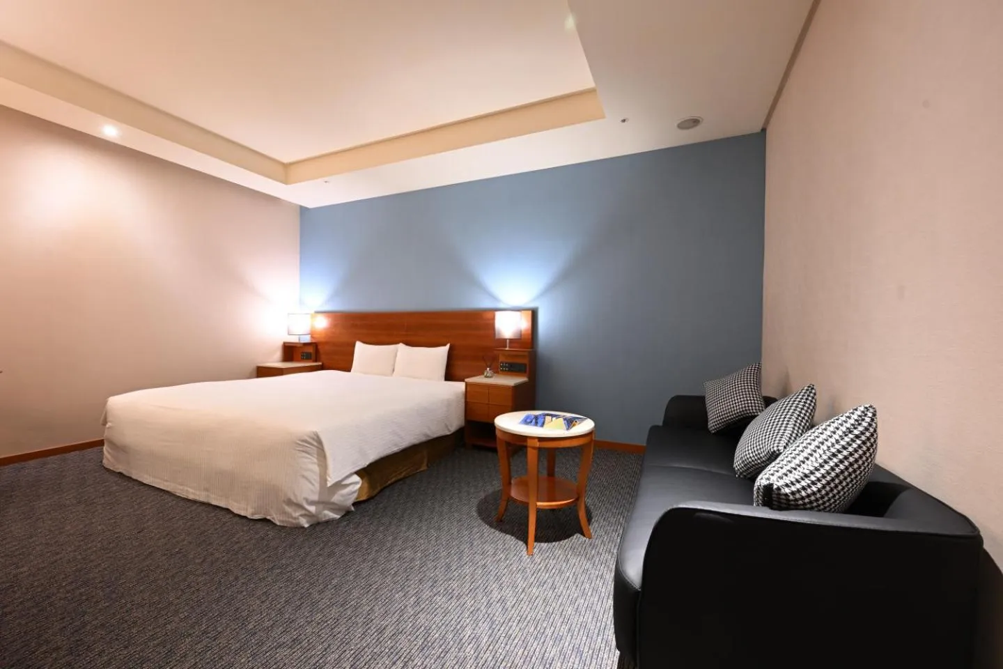 Photo of the whole room, Bed in Via Hotel Breeze