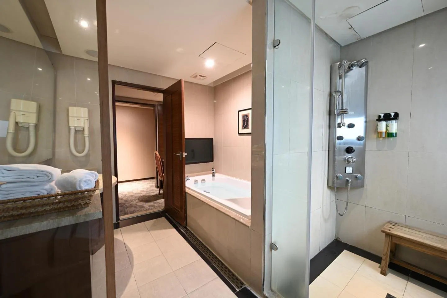 Bathroom, Bed in Via Hotel Breeze