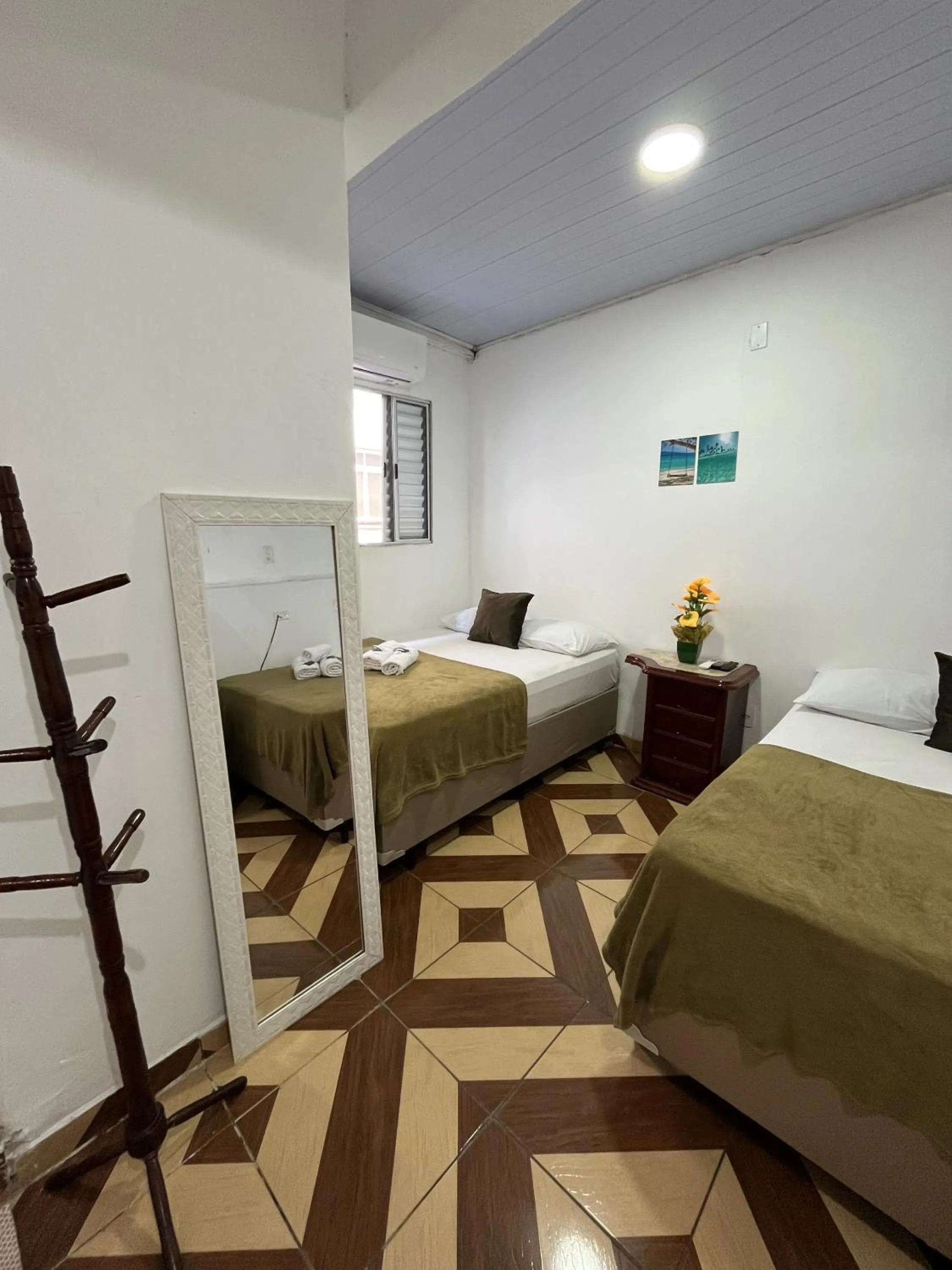Photo of the whole room, Bed in Pousada Aloha Santos