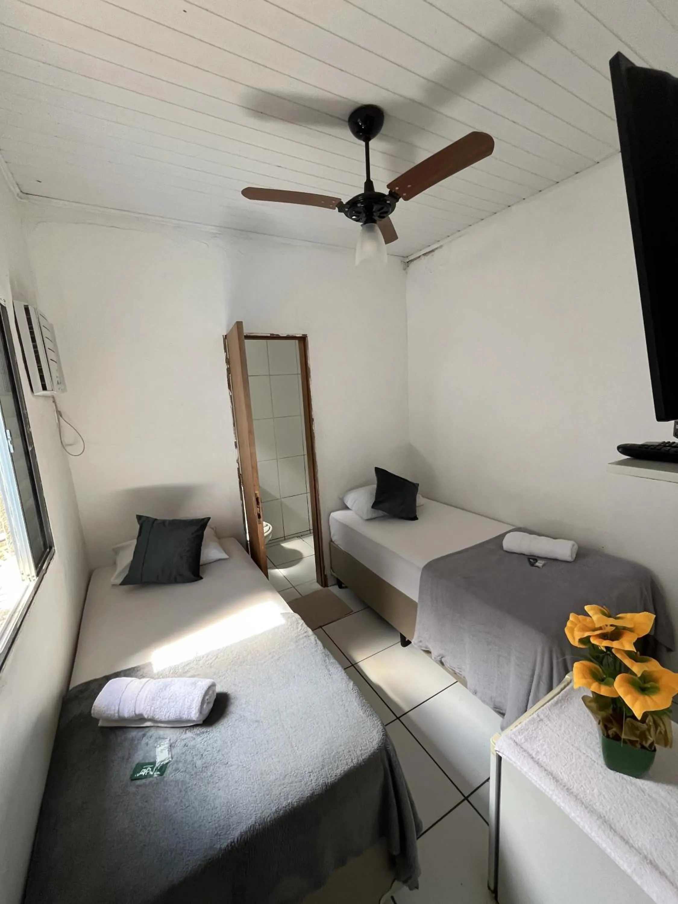 Photo of the whole room, Bed in Pousada Aloha Santos
