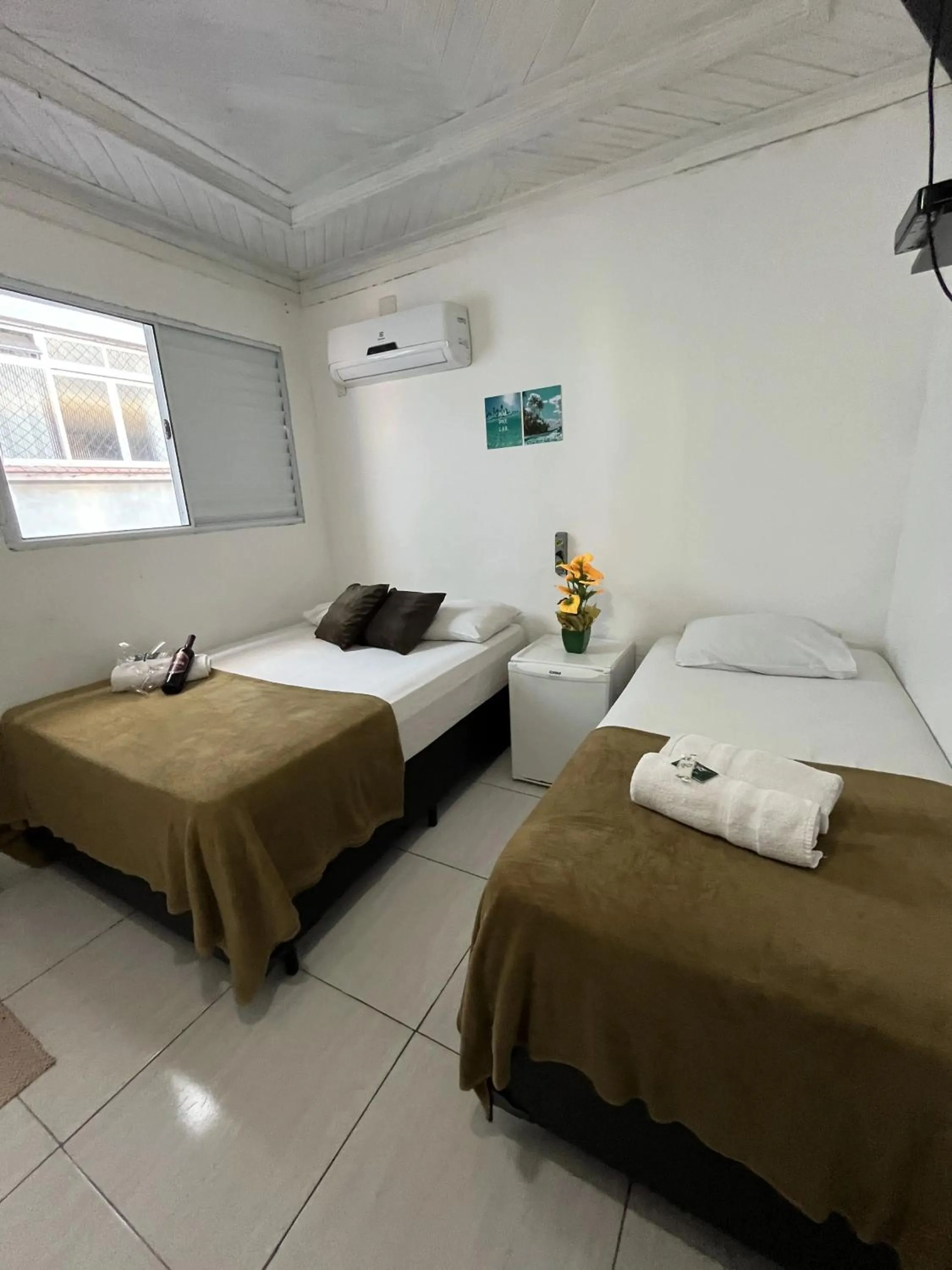 Photo of the whole room, Bed in Pousada Aloha Santos