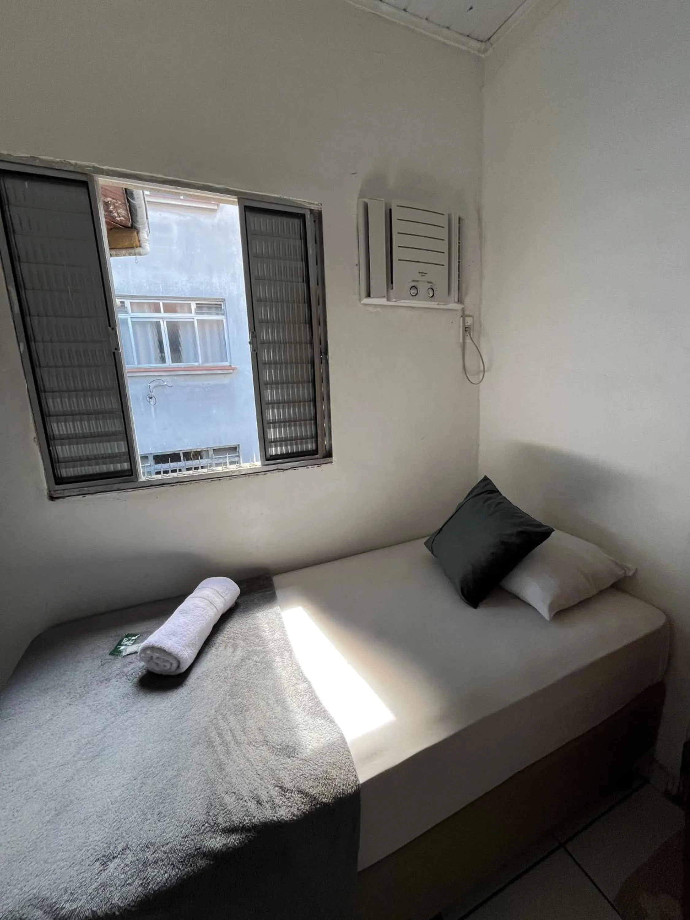 Photo of the whole room, Bed in Pousada Aloha Santos
