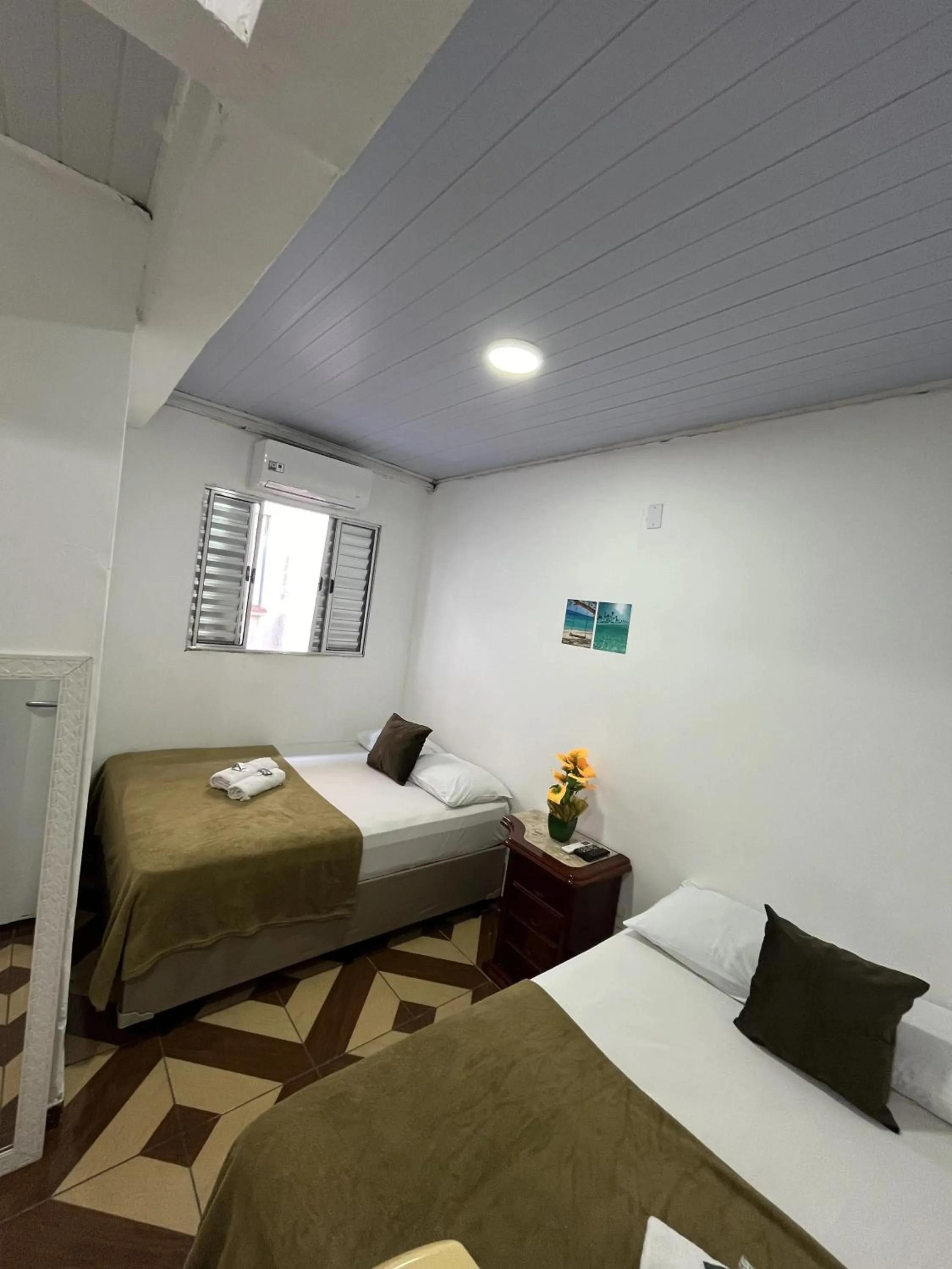 Photo of the whole room, Bed in Pousada Aloha Santos