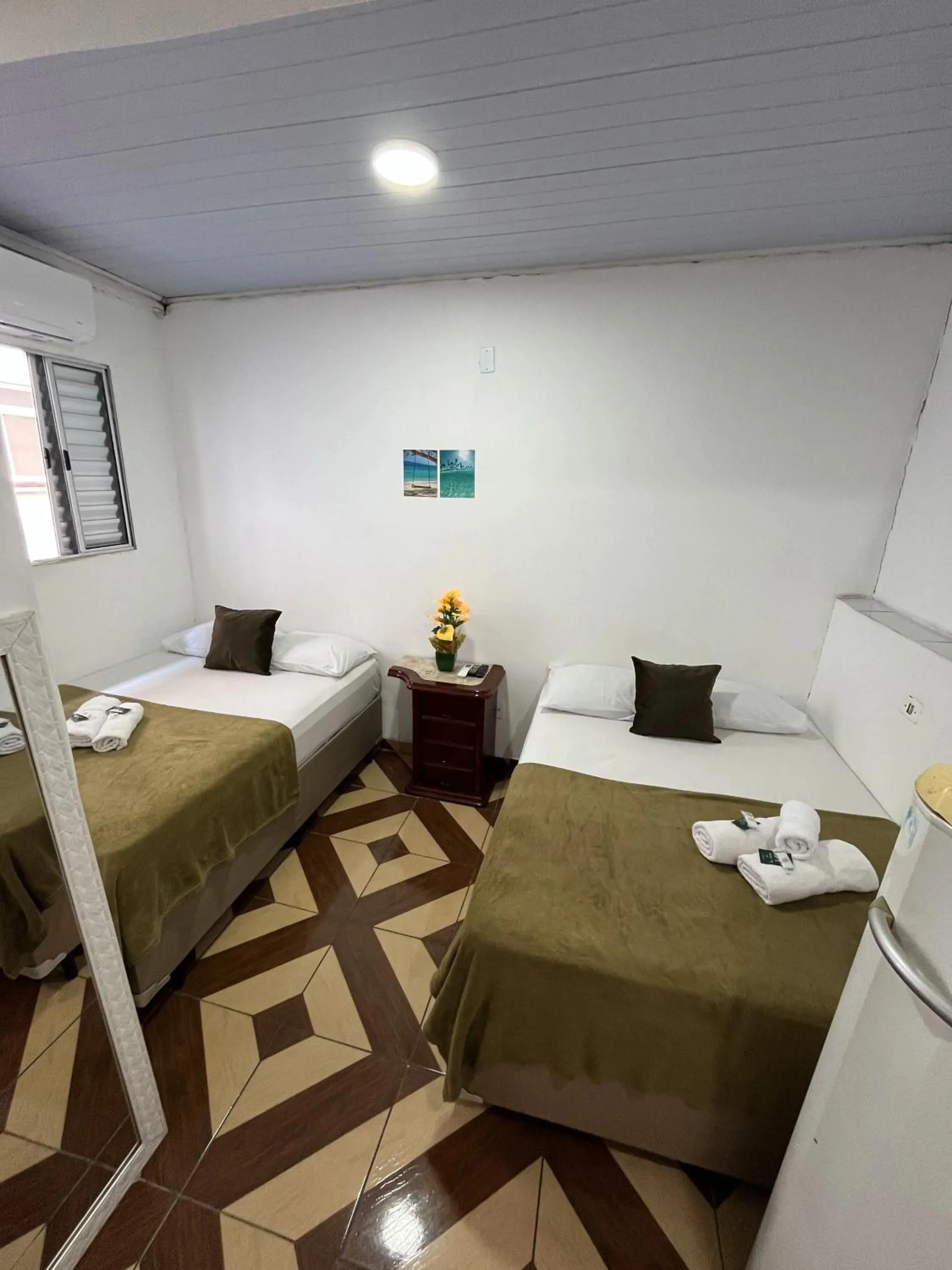 Photo of the whole room, Bed in Pousada Aloha Santos