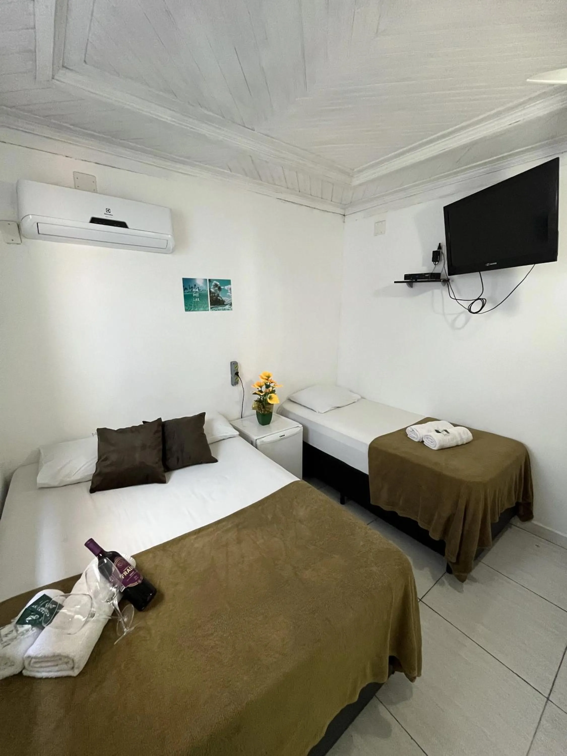 Photo of the whole room, Bed in Pousada Aloha Santos