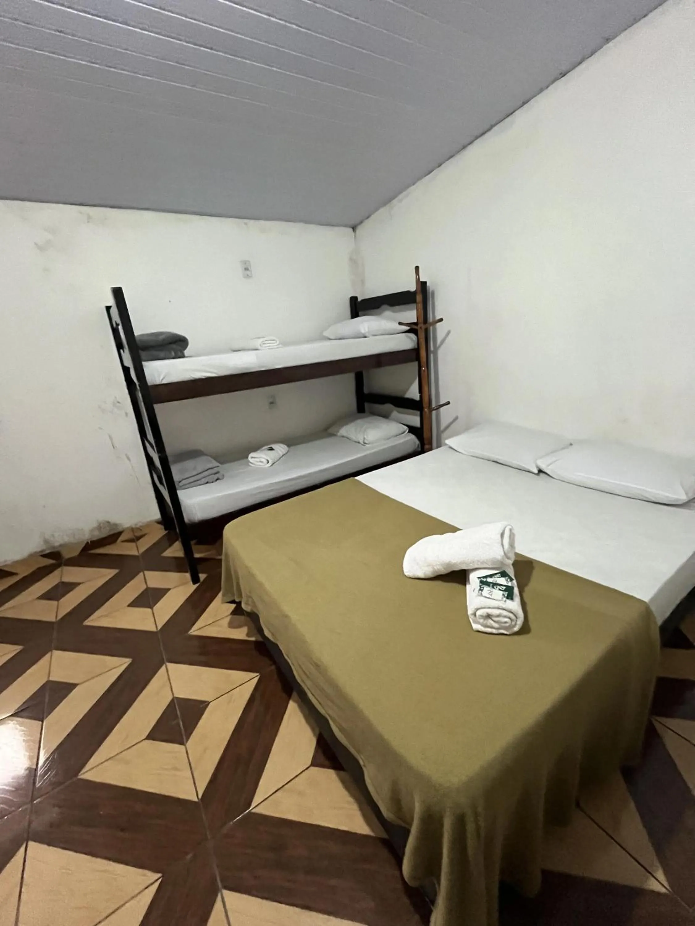 Photo of the whole room, Bed in Pousada Aloha Santos