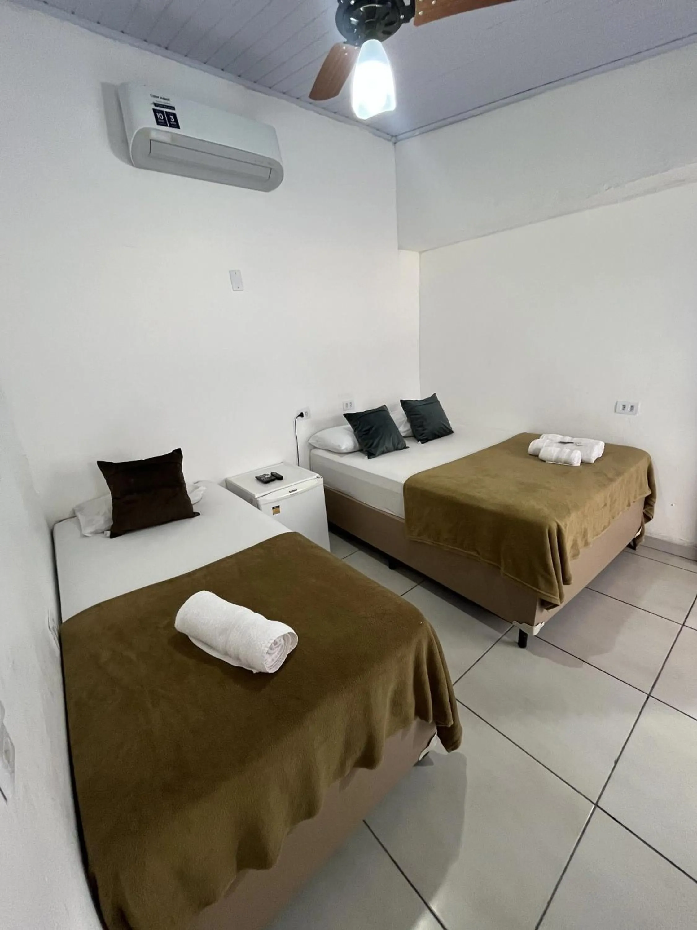 Photo of the whole room, Bed in Pousada Aloha Santos