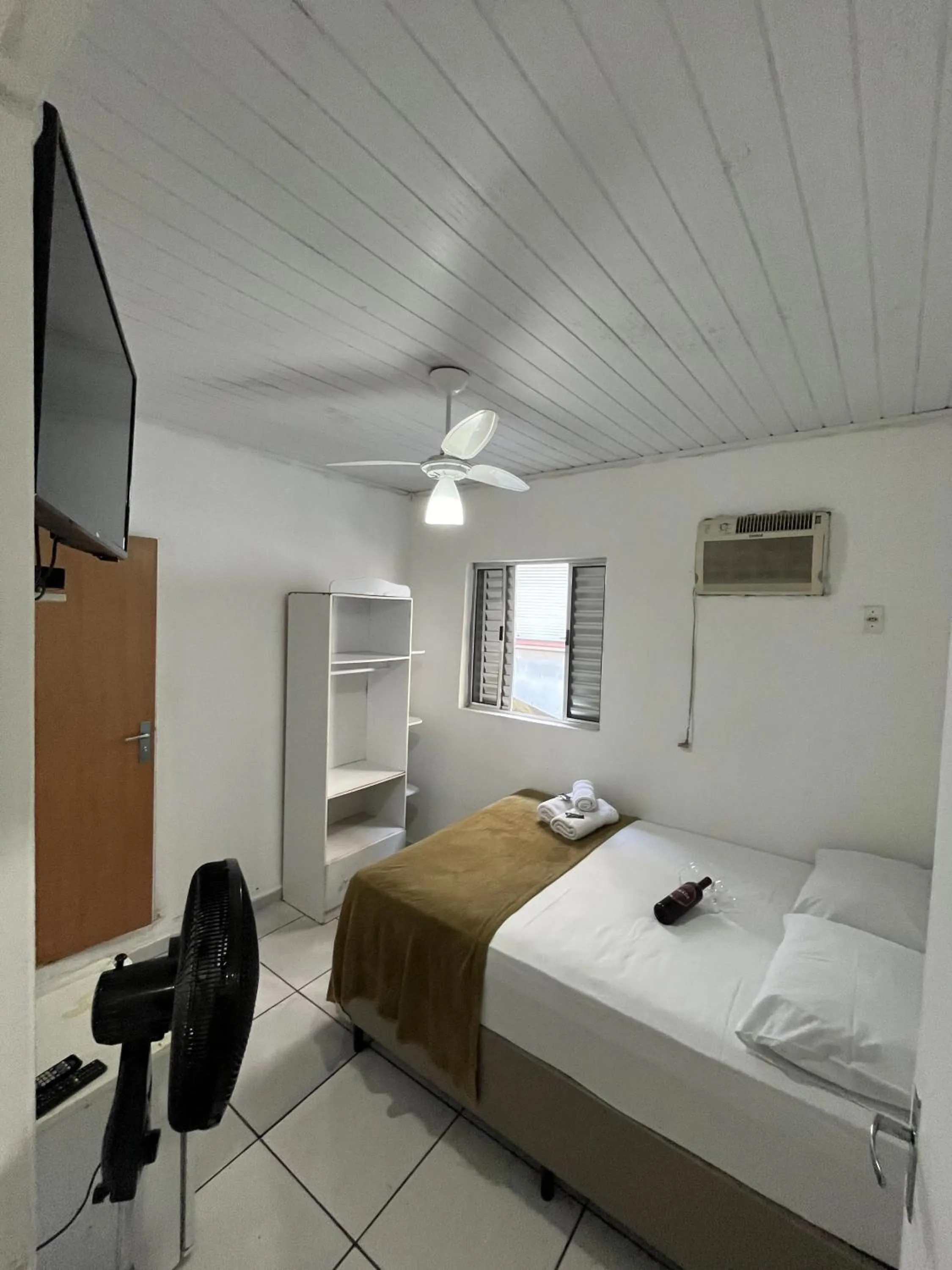Photo of the whole room, Bed in Pousada Aloha Santos