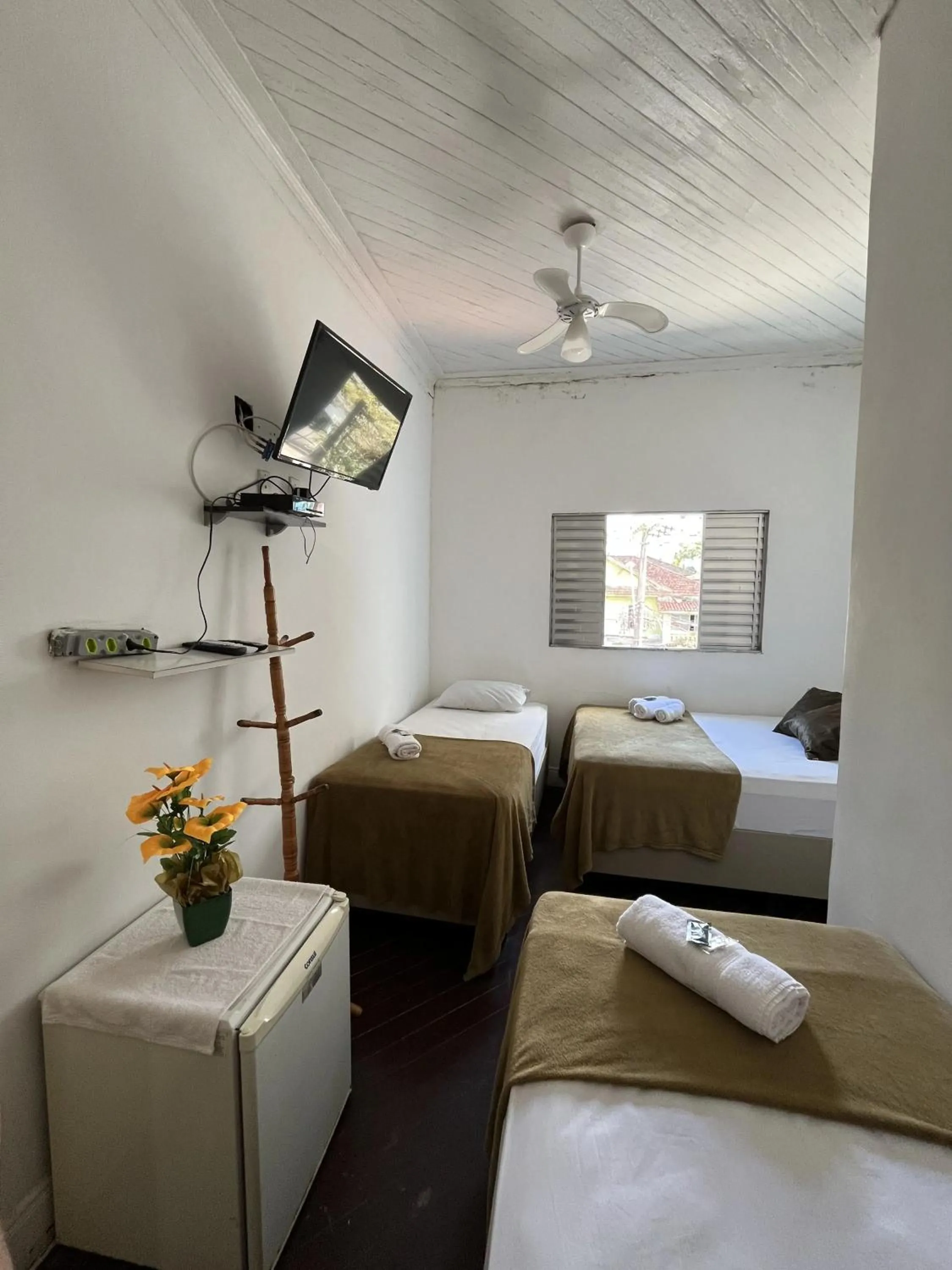 Photo of the whole room, Bed in Pousada Aloha Santos